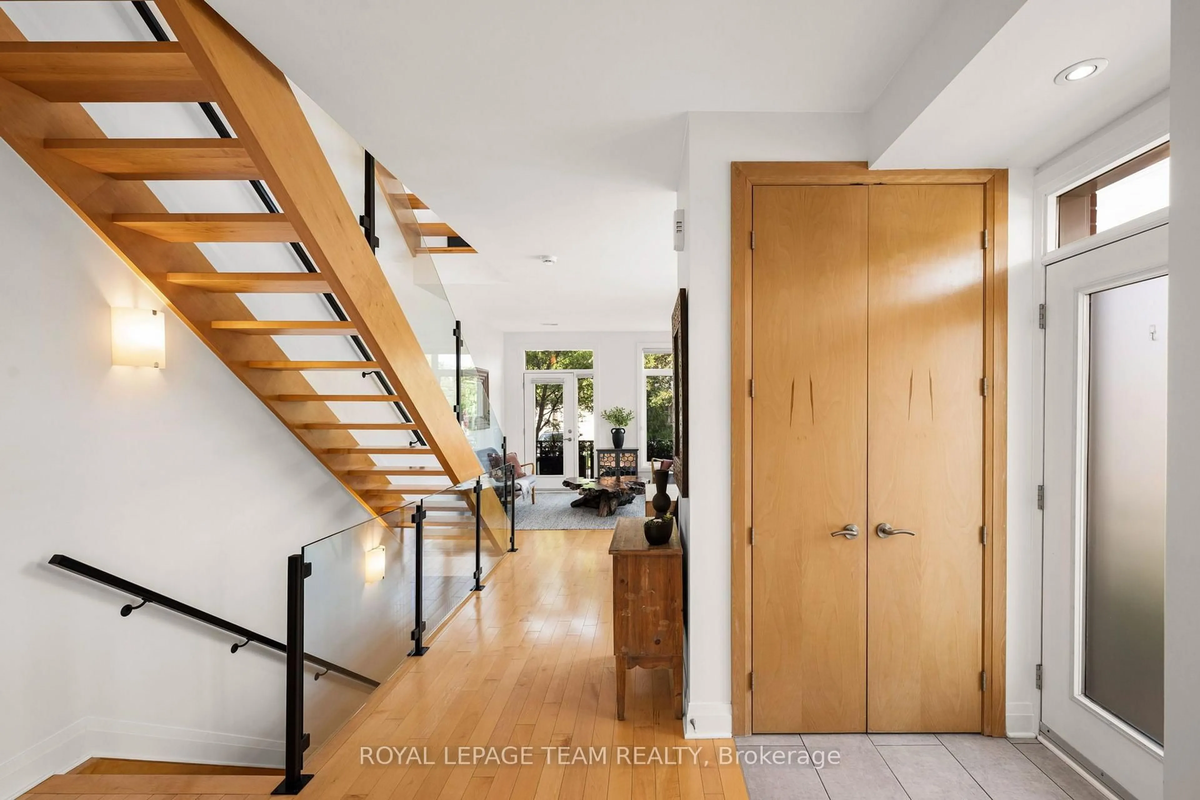 Indoor entryway for 445 Edison Ave, Ottawa Ontario K2A 1S5