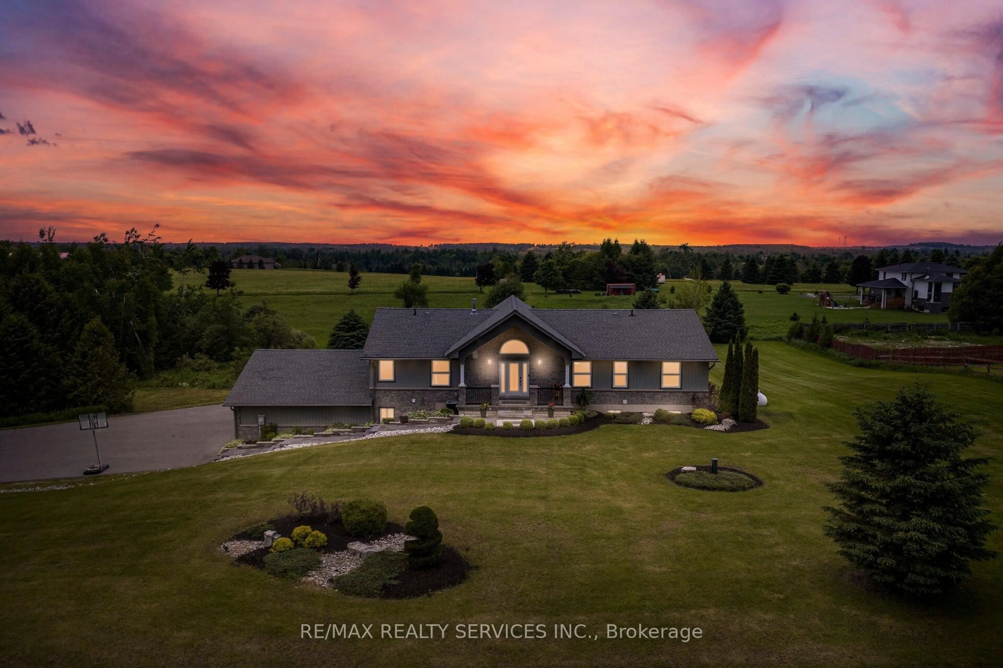 A pic from outside/outdoor area/front of a property/back of a property/a pic from drone, unknown for 386113 20 Sdrd, Mono Ontario L9W 6V2