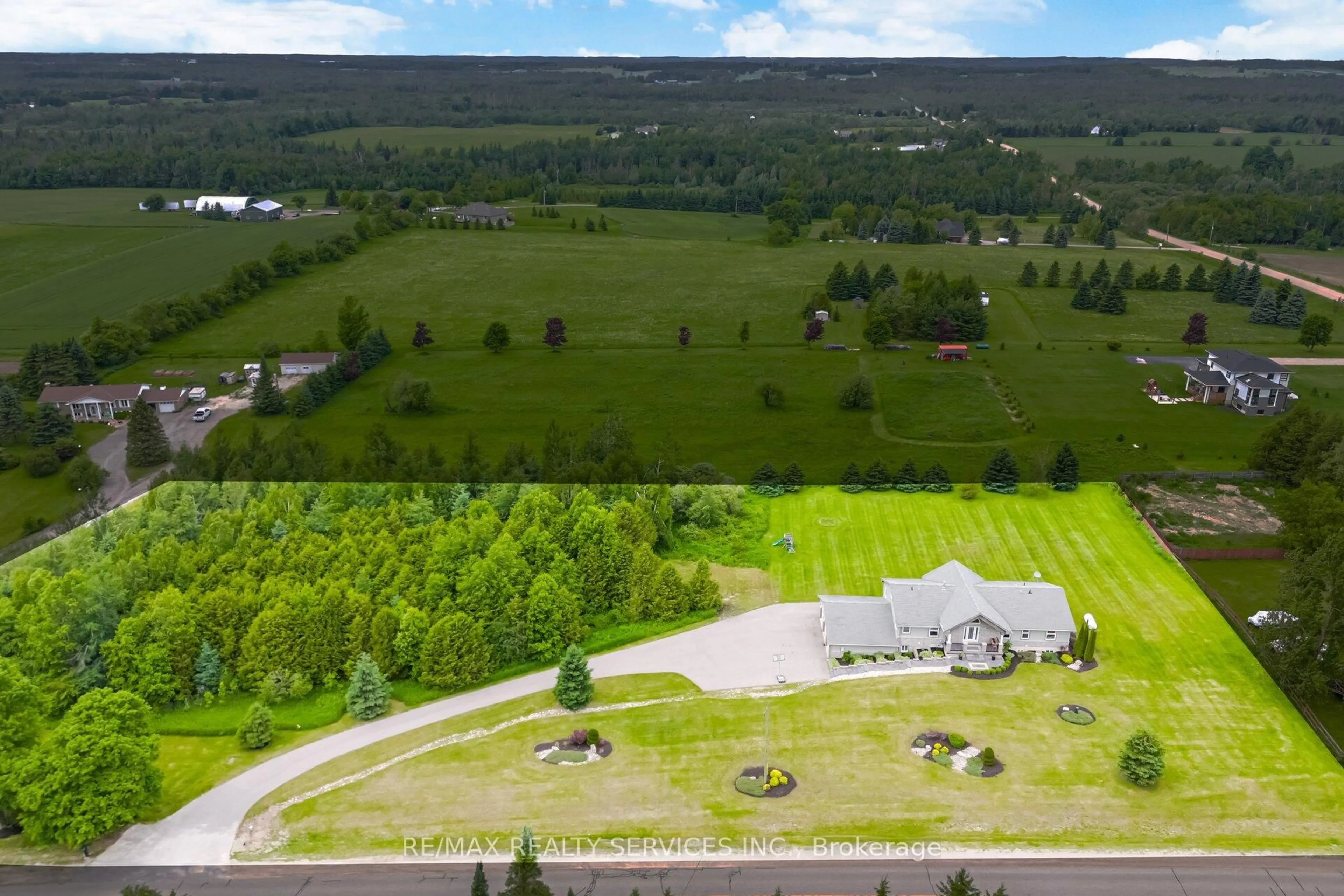 A pic from outside/outdoor area/front of a property/back of a property/a pic from drone, unknown for 386113 20 Sdrd, Mono Ontario L9W 6V2