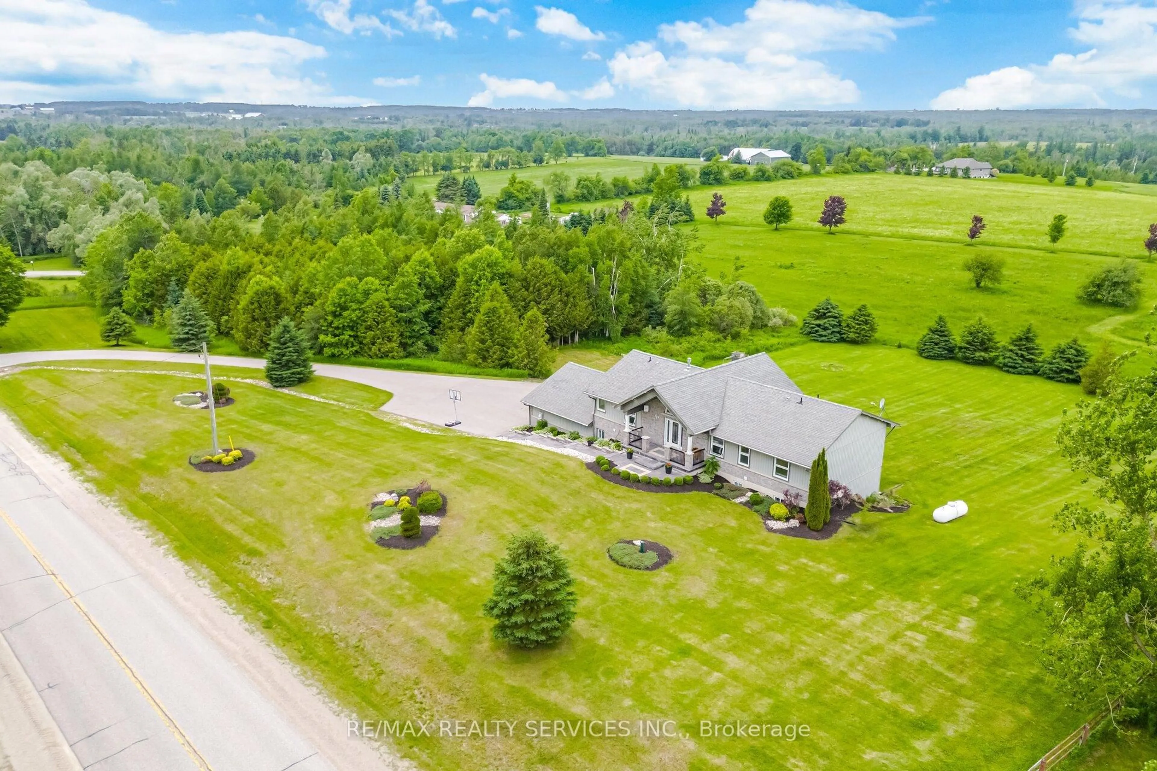 A pic from outside/outdoor area/front of a property/back of a property/a pic from drone, unknown for 386113 20 Sdrd, Mono Ontario L9W 6V2