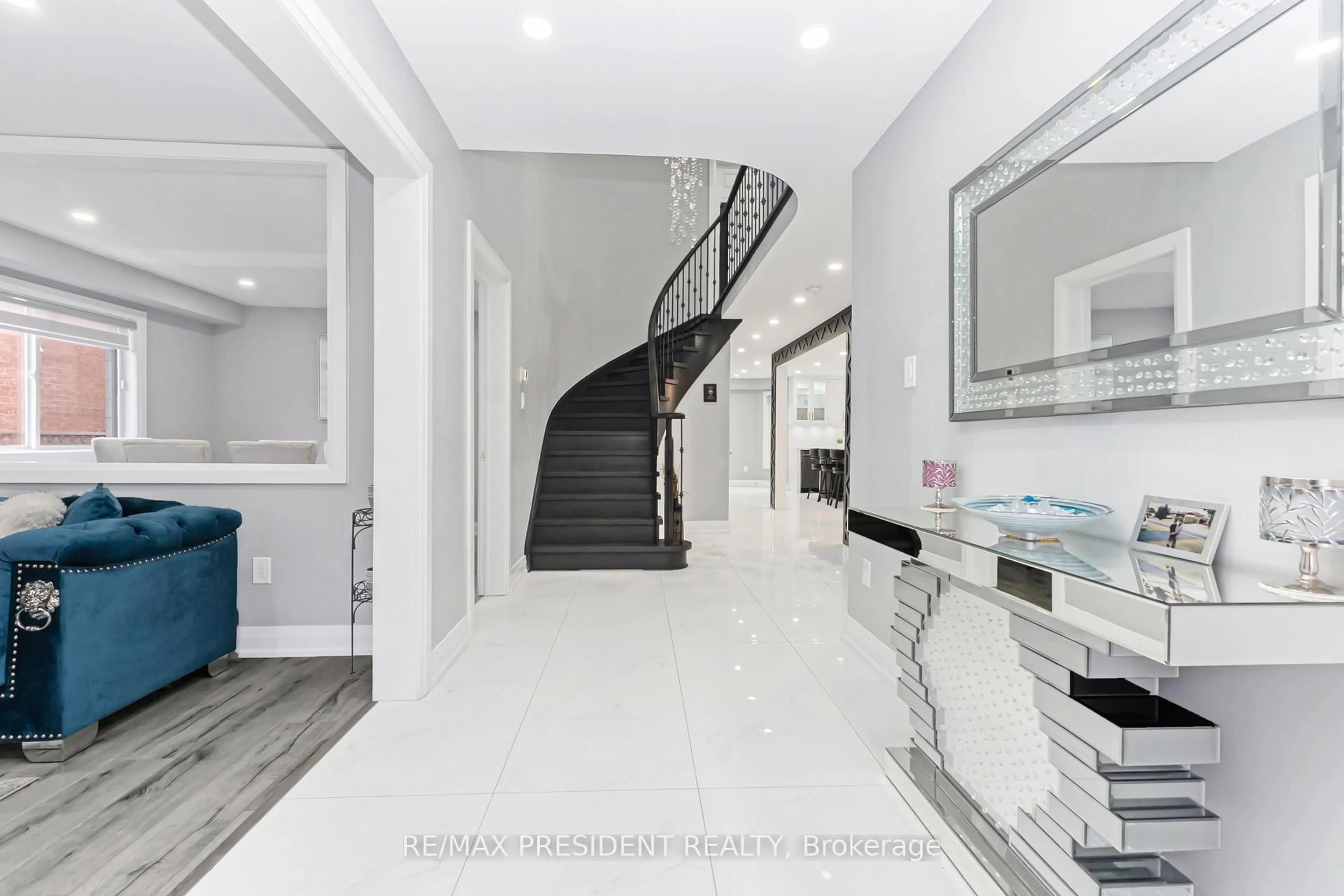 Indoor foyer for 212 Wedgewood Dr, Cambridge Ontario N1S 4P8