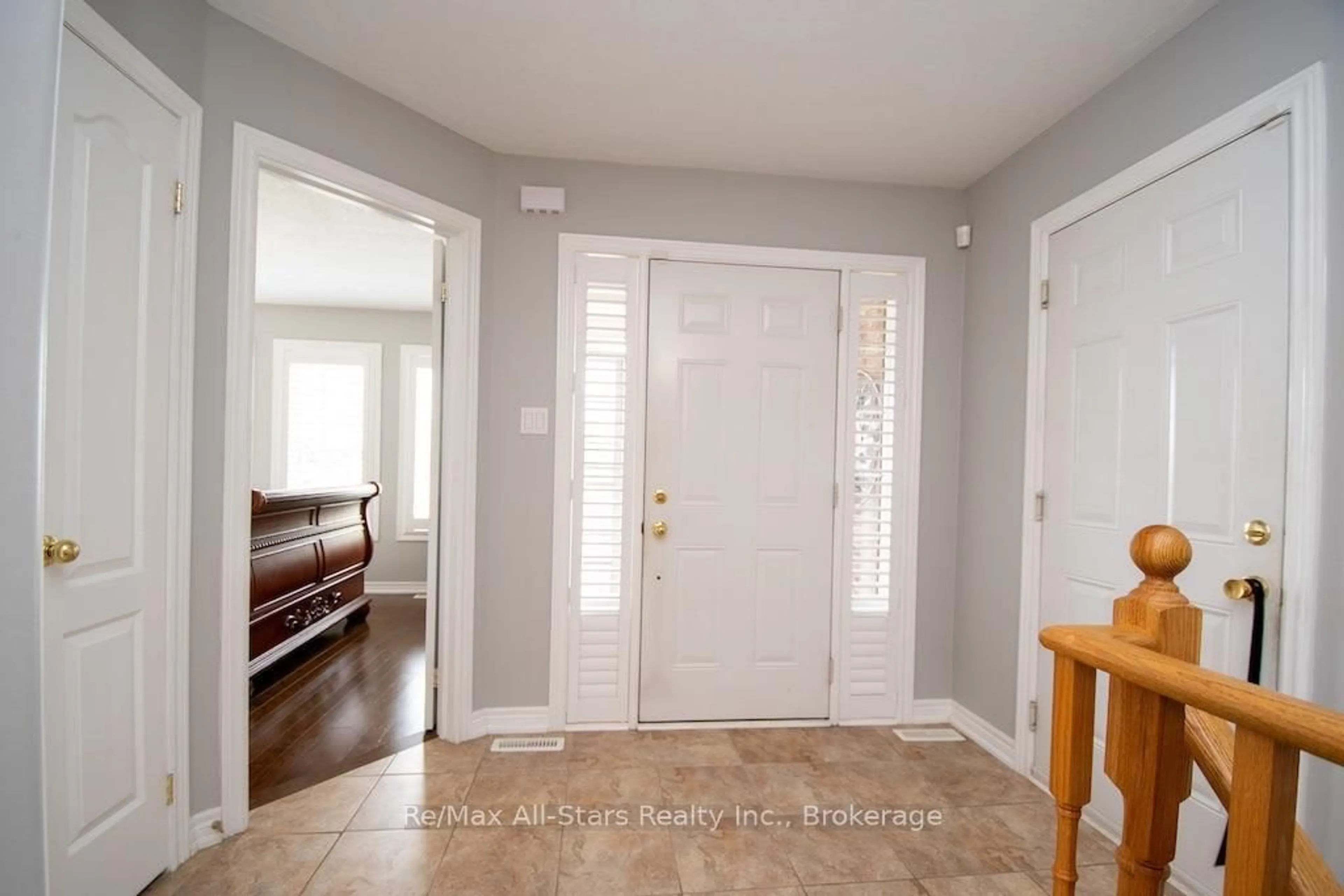 Indoor entryway for 37 Sweetnam Dr, Kawartha Lakes Ontario K9V 0A7