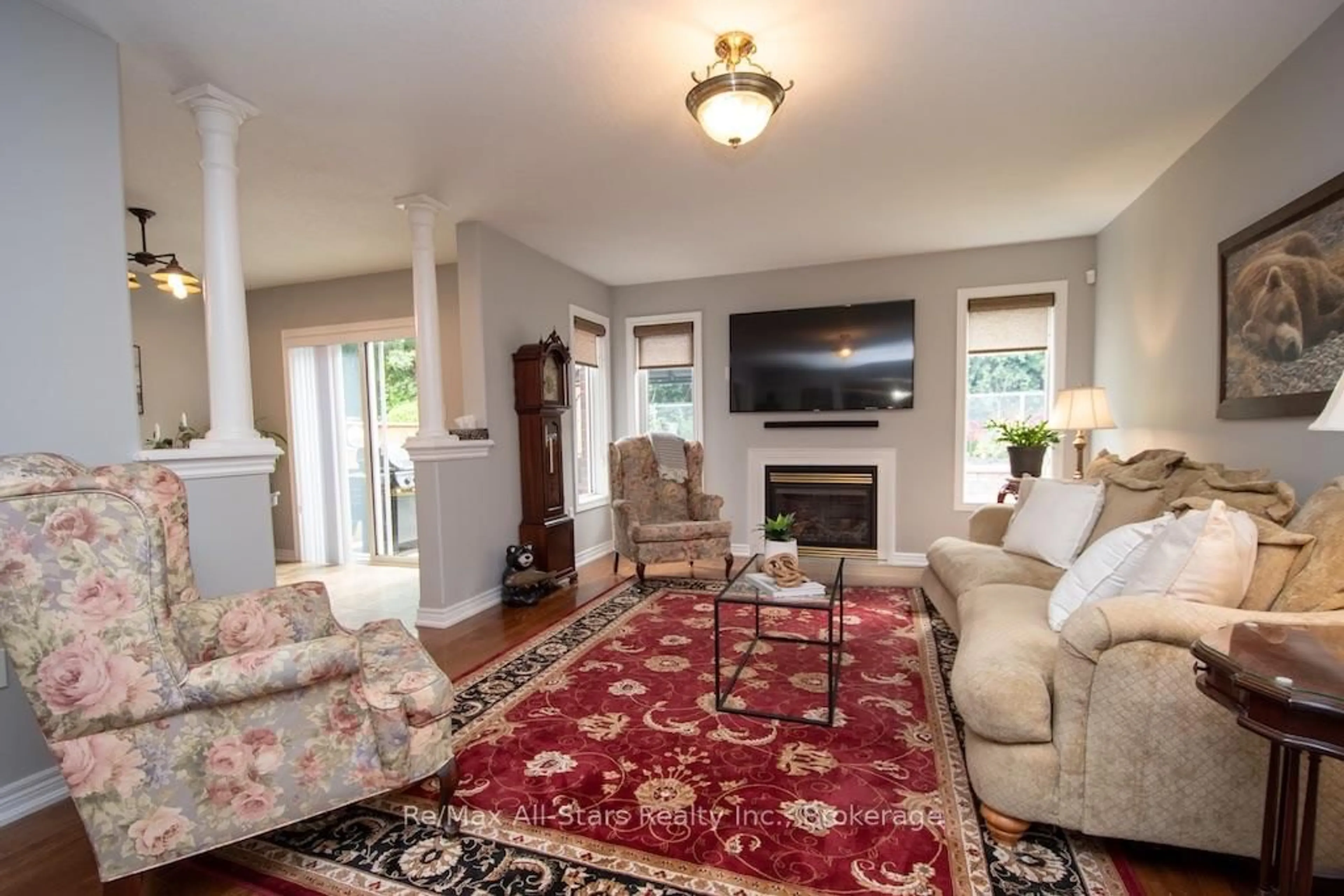 Living room with furniture, carpet floor for 37 Sweetnam Dr, Kawartha Lakes Ontario K9V 0A7