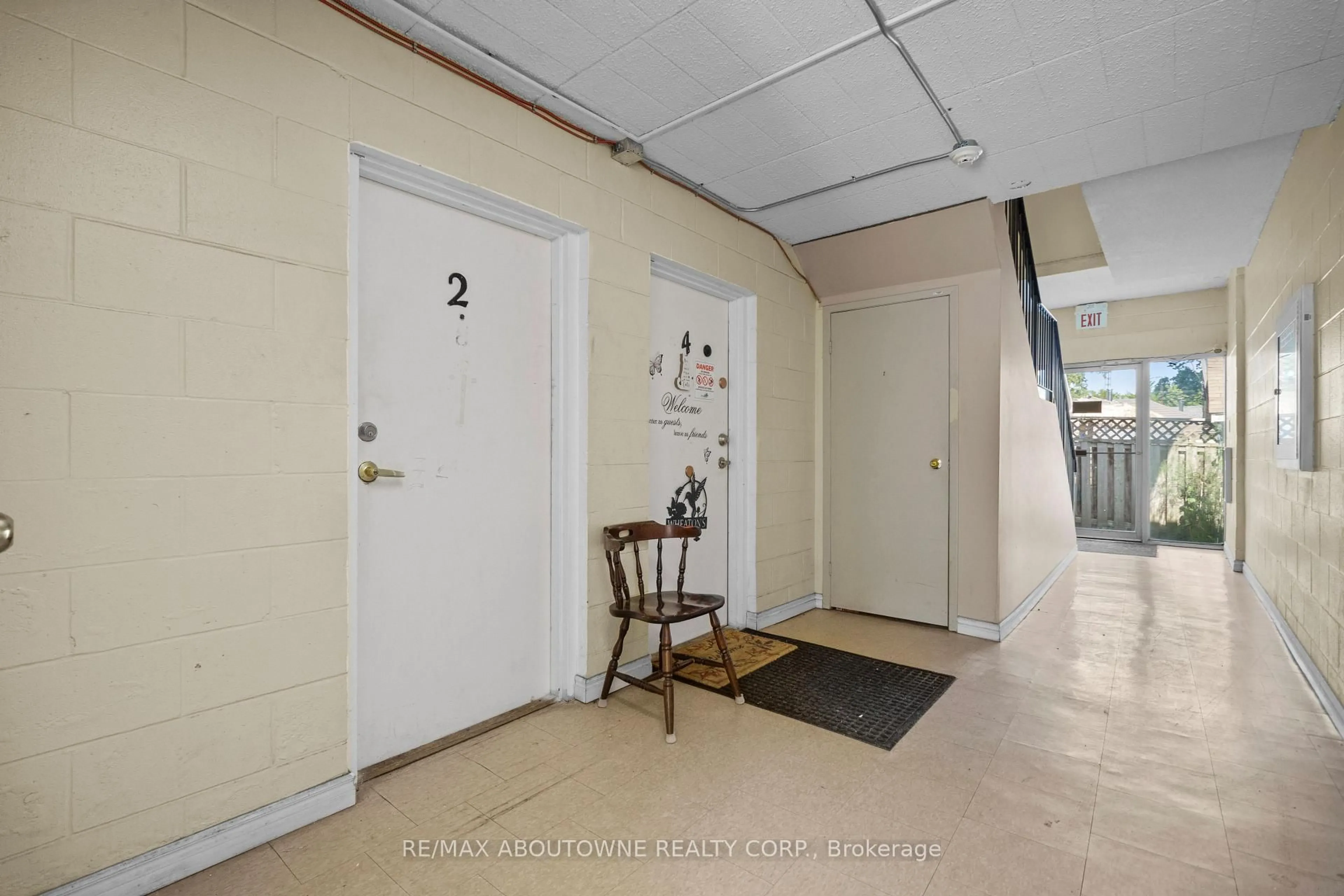 Indoor entryway for 73 Taylor Ave, Chatham-Kent Ontario N7L 2T7