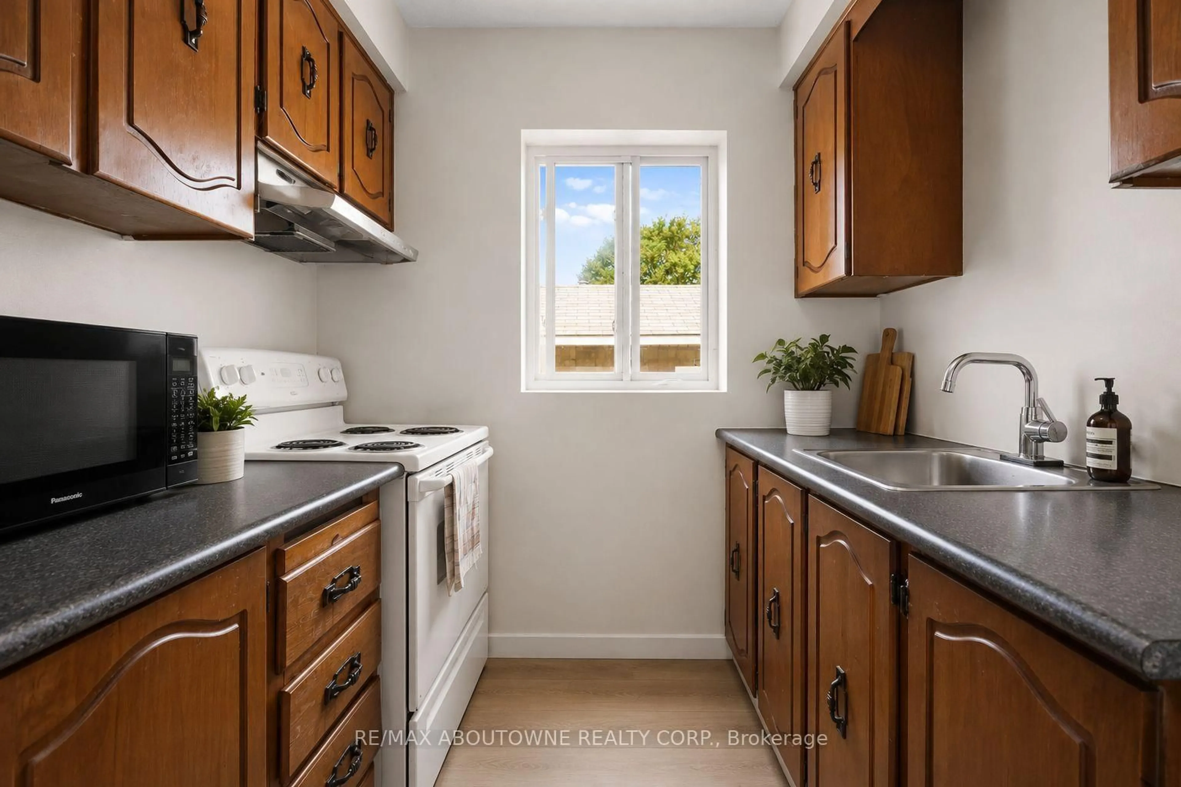 Standard kitchen, ceramic/tile floor for 73 Taylor Ave, Chatham-Kent Ontario N7L 2T7