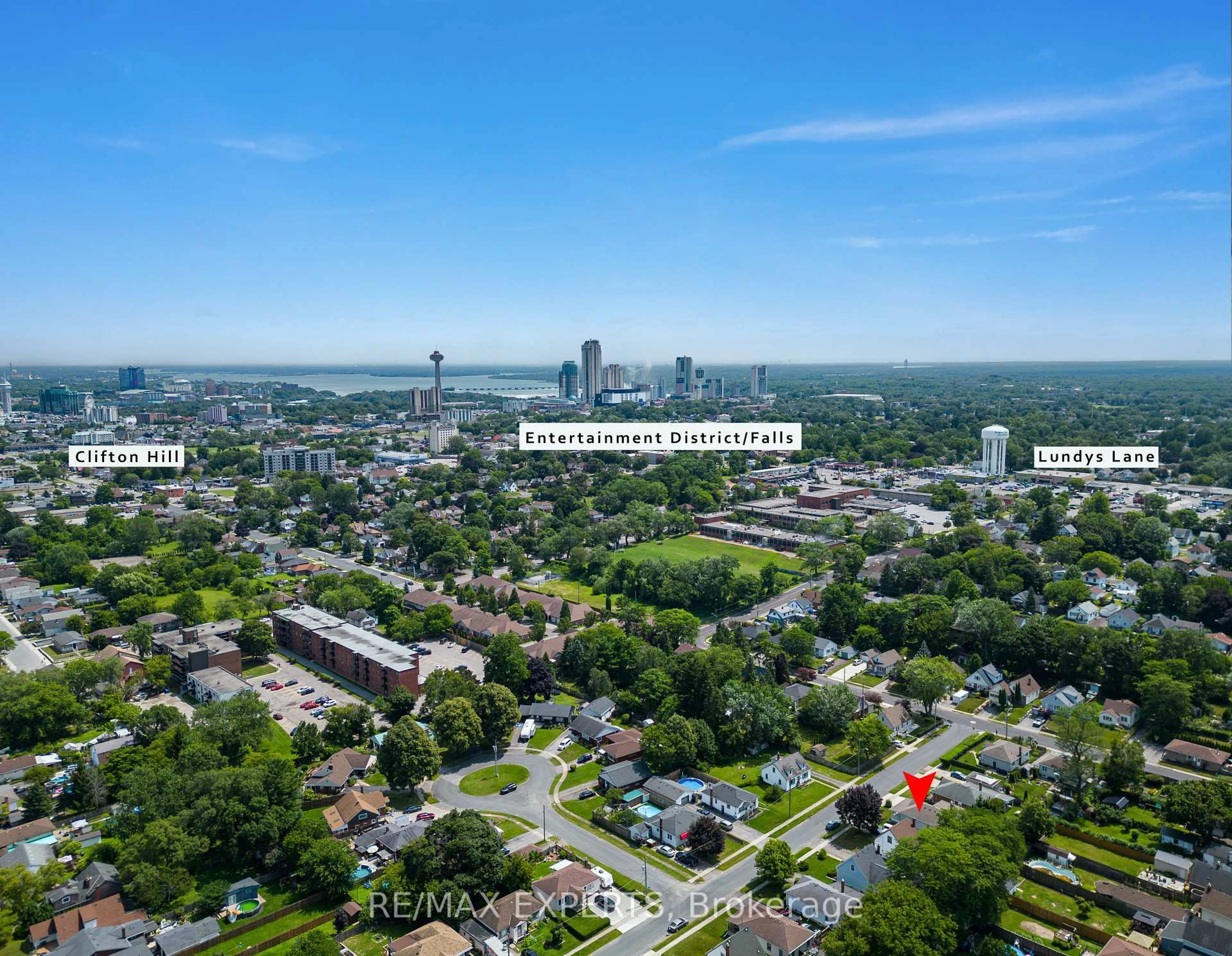 A pic from outside/outdoor area/front of a property/back of a property/a pic from drone, city buildings view from balcony for 5583 Hillsdale Ave, Niagara Falls Ontario L2G 4T8