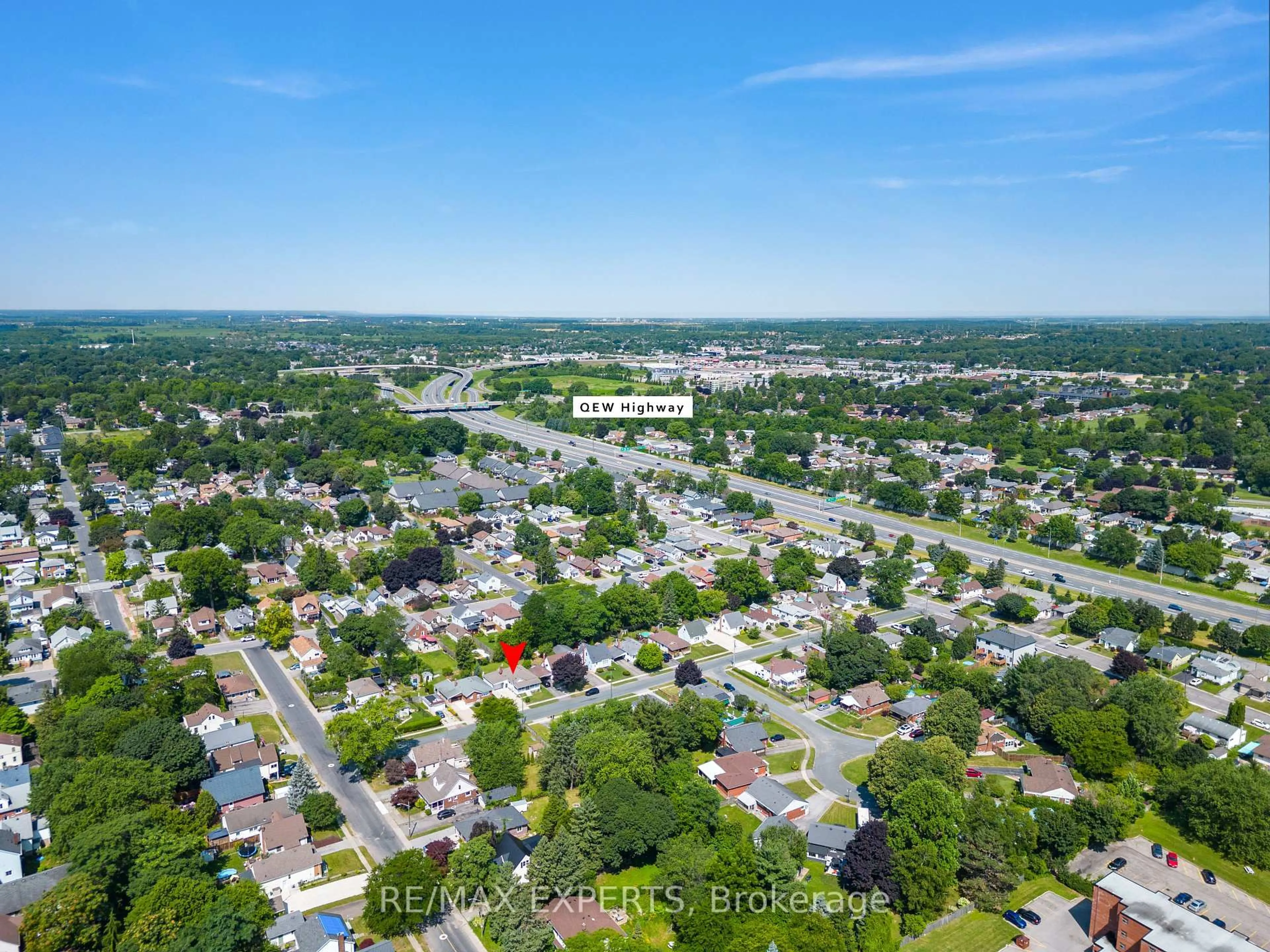A pic from outside/outdoor area/front of a property/back of a property/a pic from drone, street for 5583 Hillsdale Ave, Niagara Falls Ontario L2G 4T8