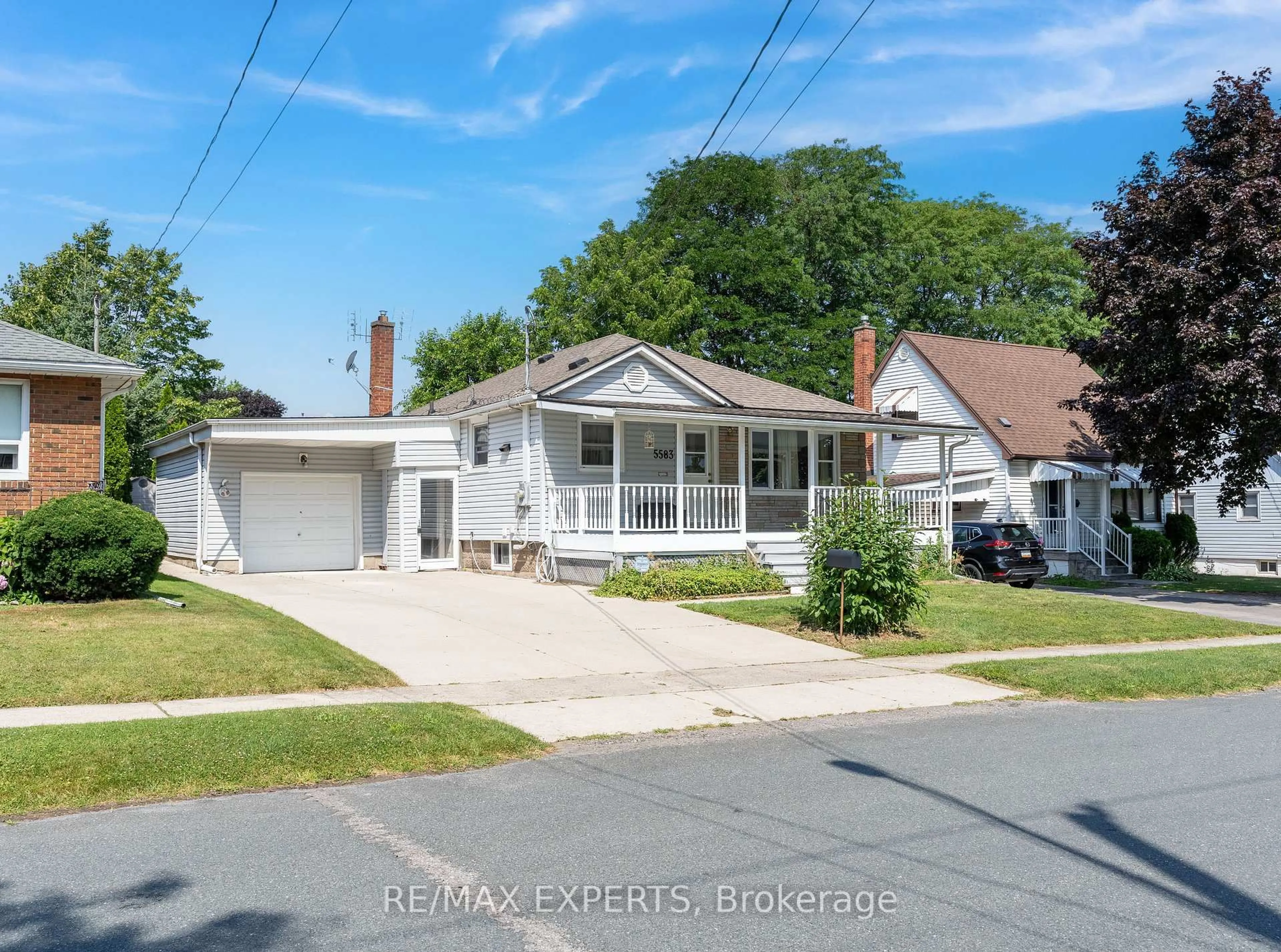 A pic from outside/outdoor area/front of a property/back of a property/a pic from drone, street for 5583 Hillsdale Ave, Niagara Falls Ontario L2G 4T8