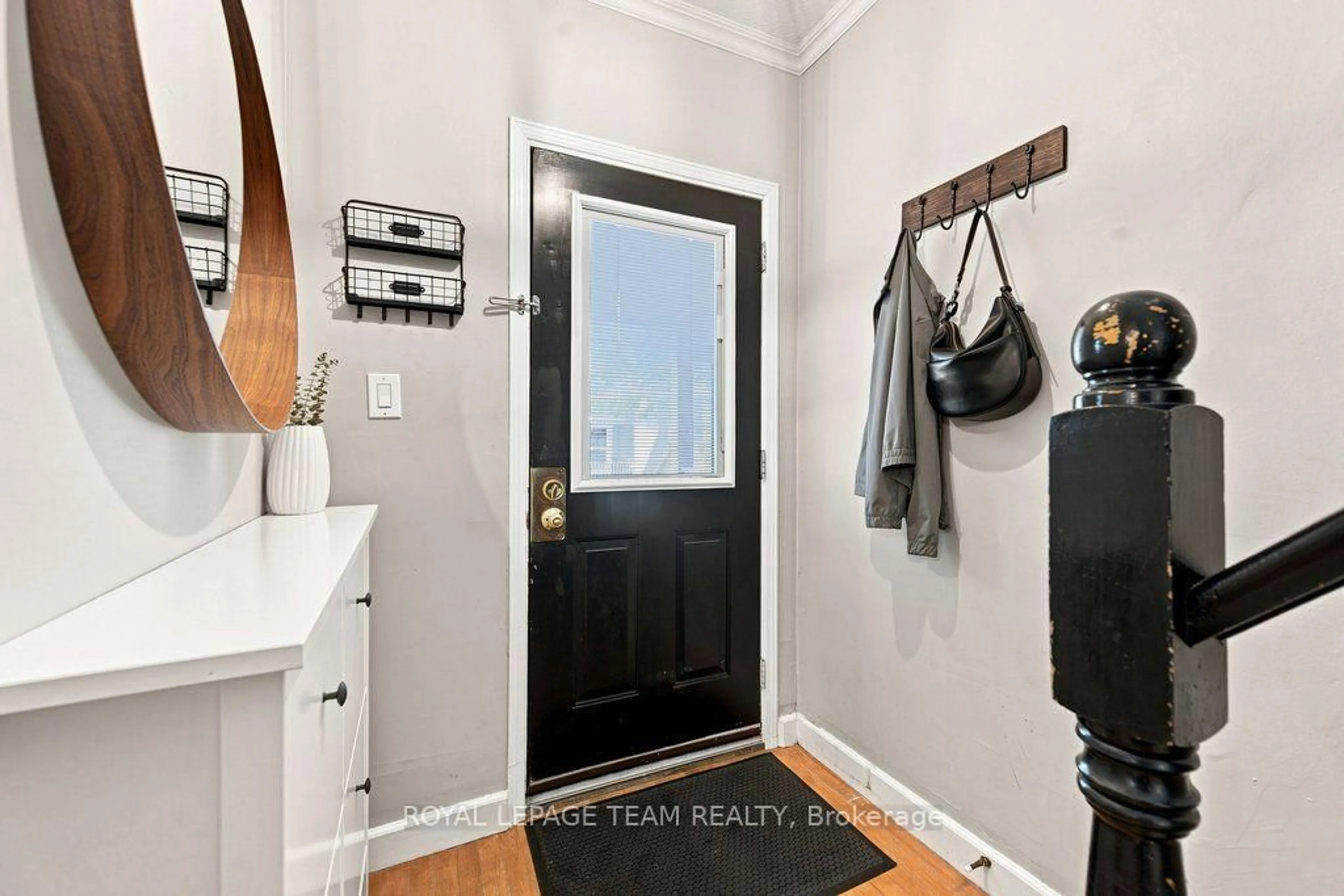 Indoor entryway for 366 Arlington Ave, Ottawa Ontario K1R 6Z3