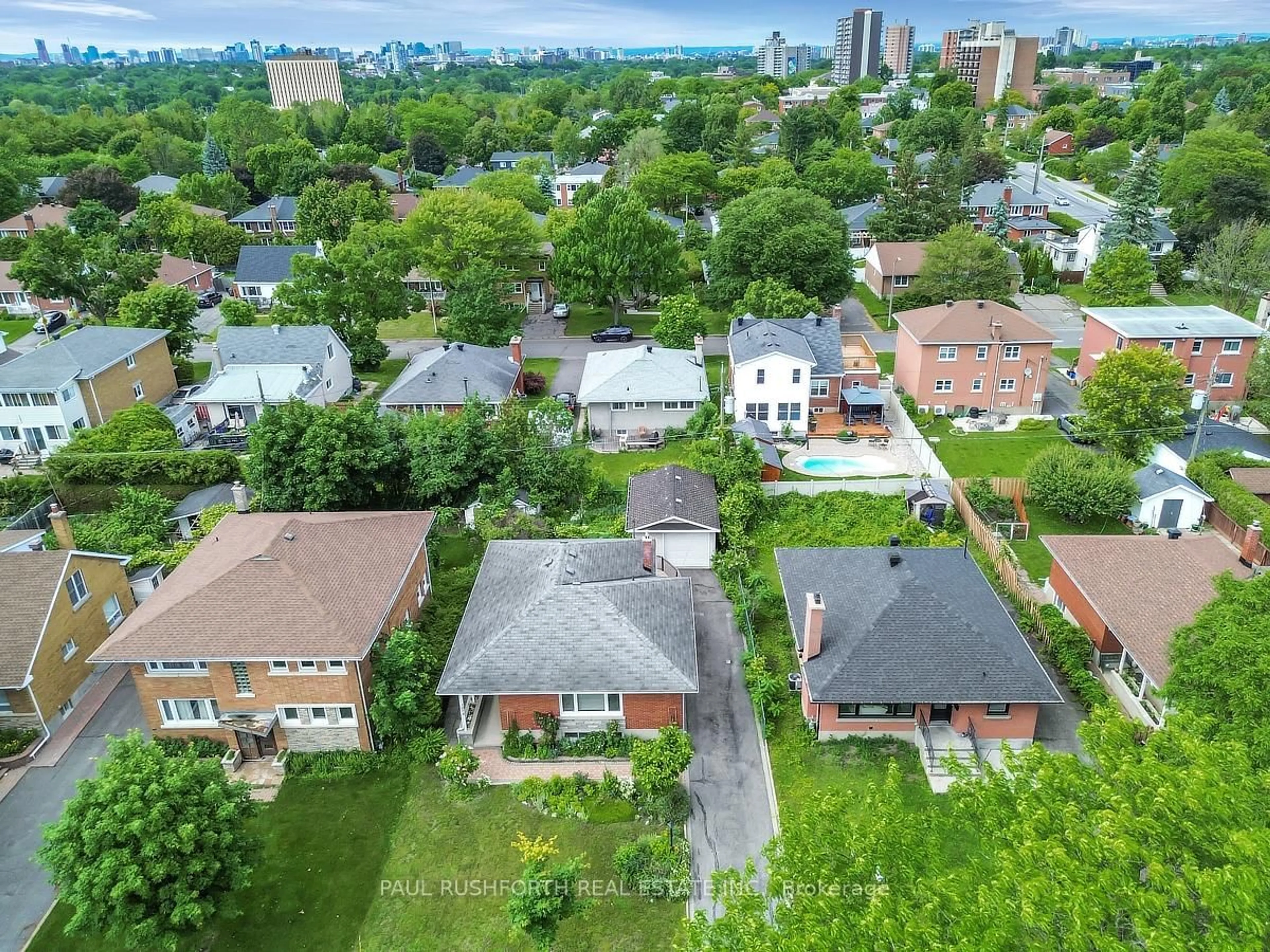 A pic from outside/outdoor area/front of a property/back of a property/a pic from drone, city buildings view from balcony for 1075 Secord Ave, Ottawa Ontario K1H 8C7