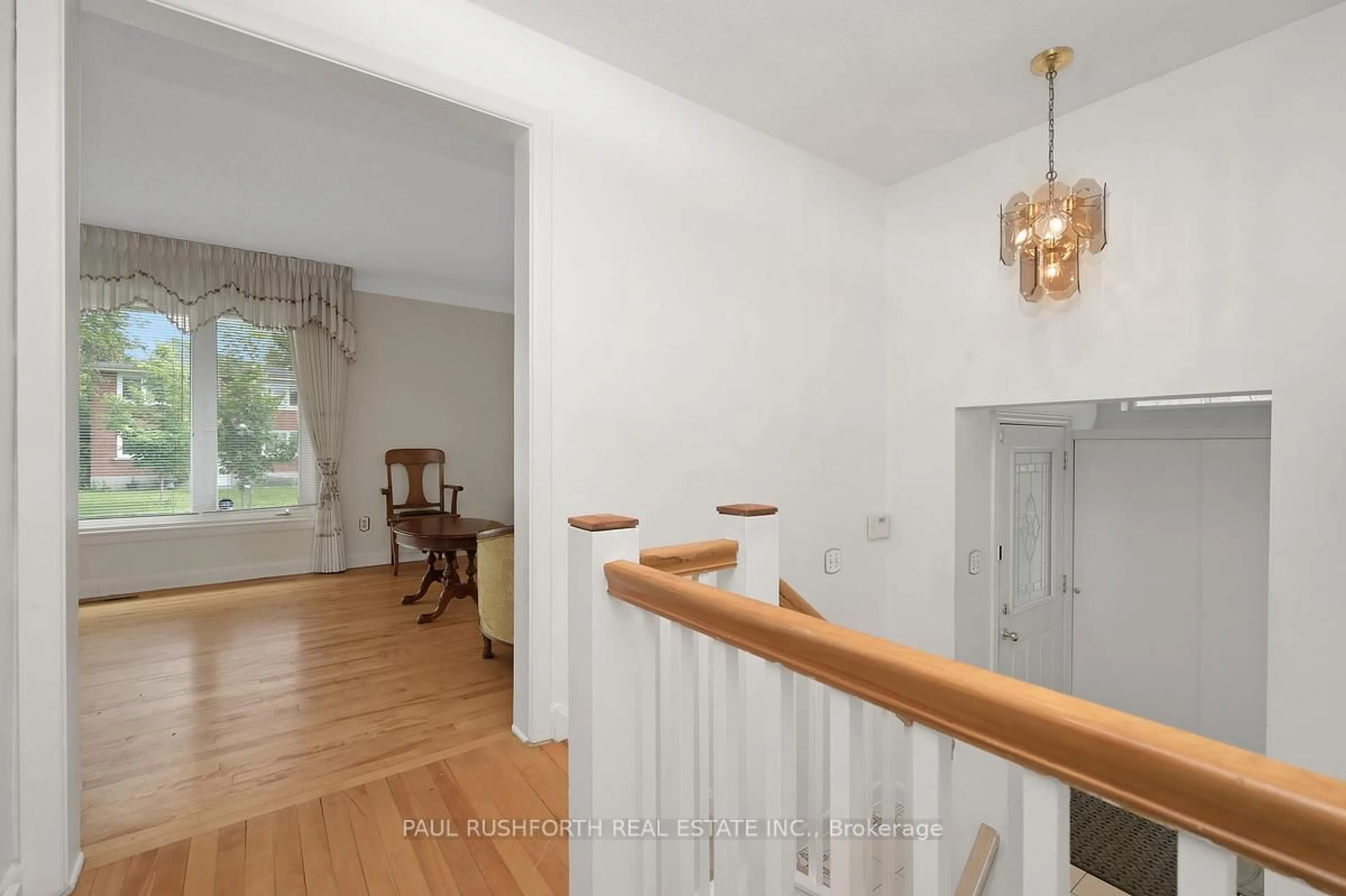Indoor foyer for 1075 Secord Ave, Ottawa Ontario K1H 8C7