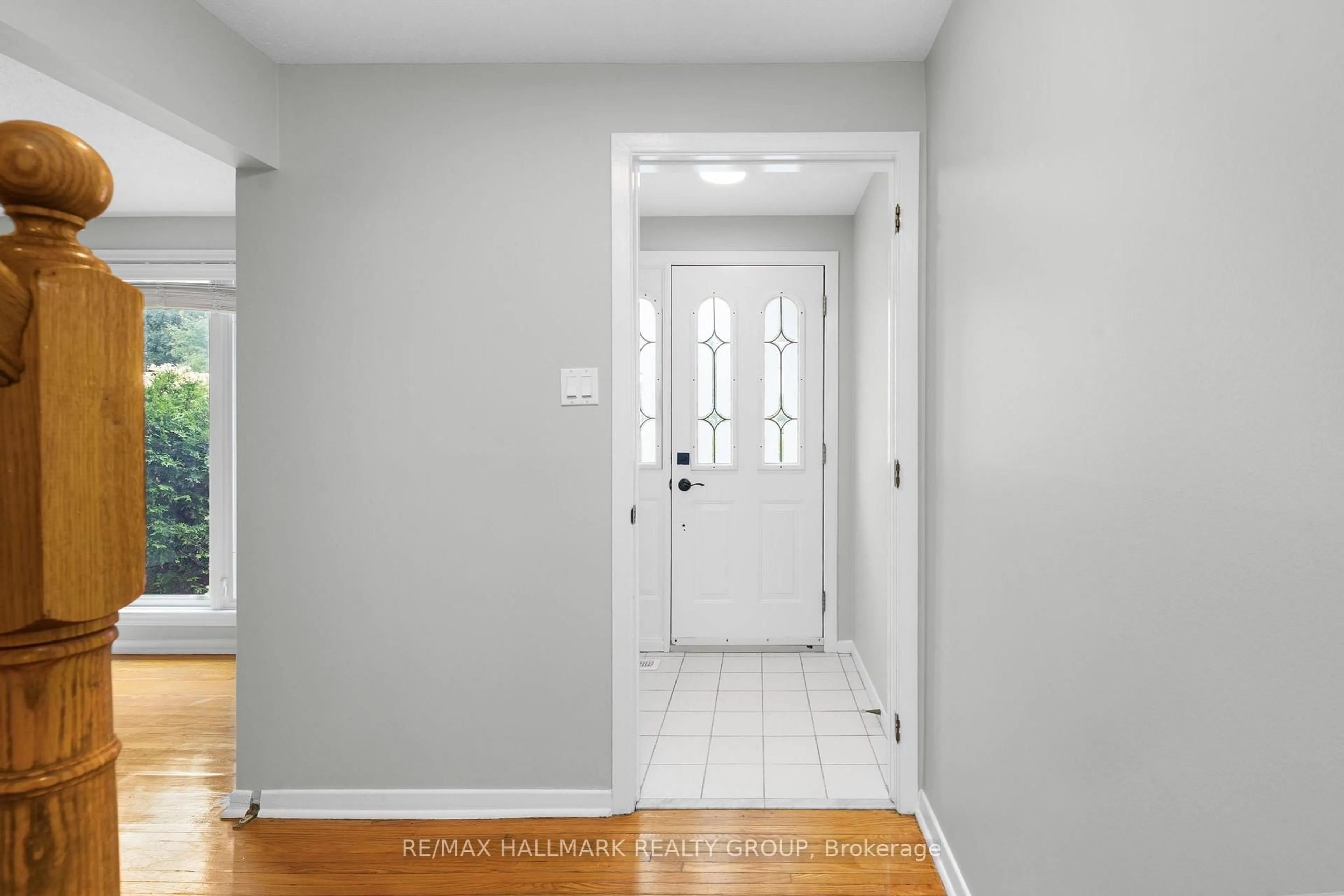 Indoor entryway for 84 Chesterton Dr, Ottawa Ontario K2E 5T6