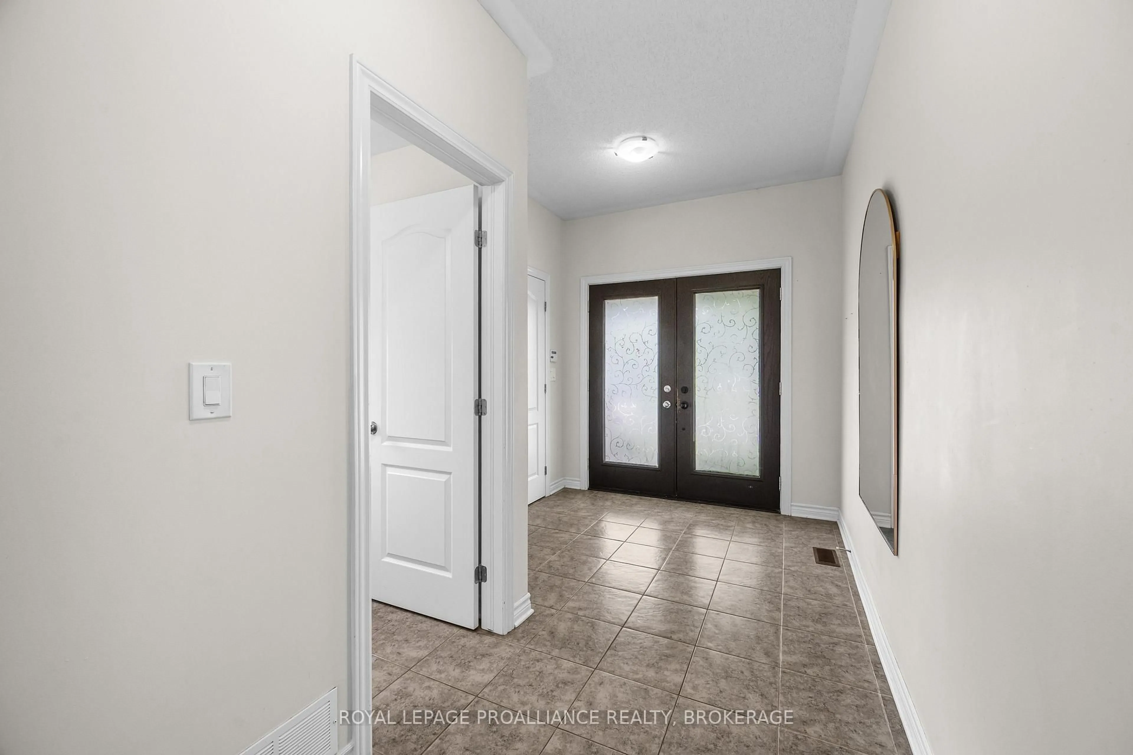 Indoor entryway for 1397 Waterside Way, Kingston Ontario K7K 0E9
