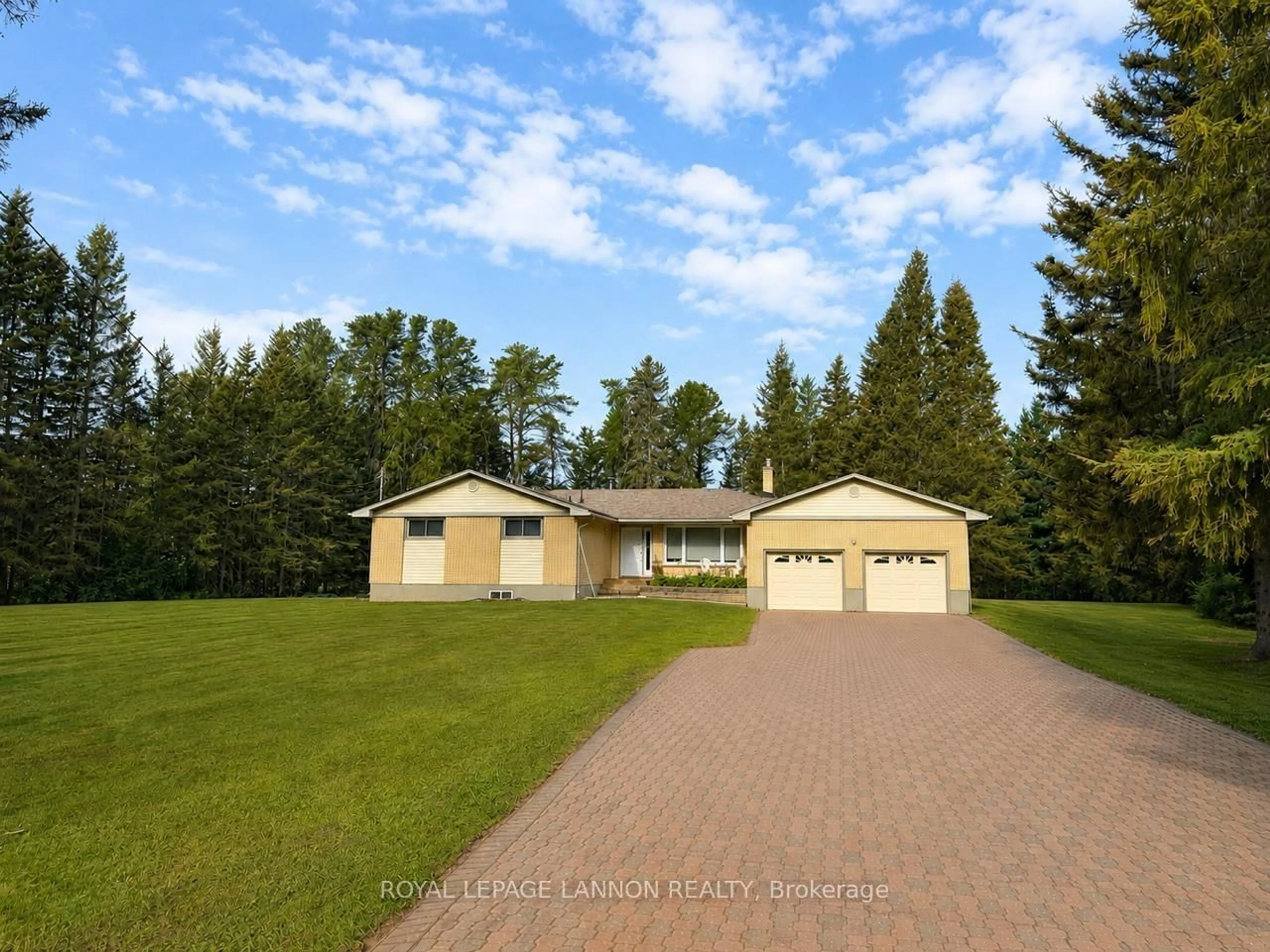 A pic from outside/outdoor area/front of a property/back of a property/a pic from drone, unknown for 3135 LLOYD St, Thunder Bay Ontario P7K 1B6