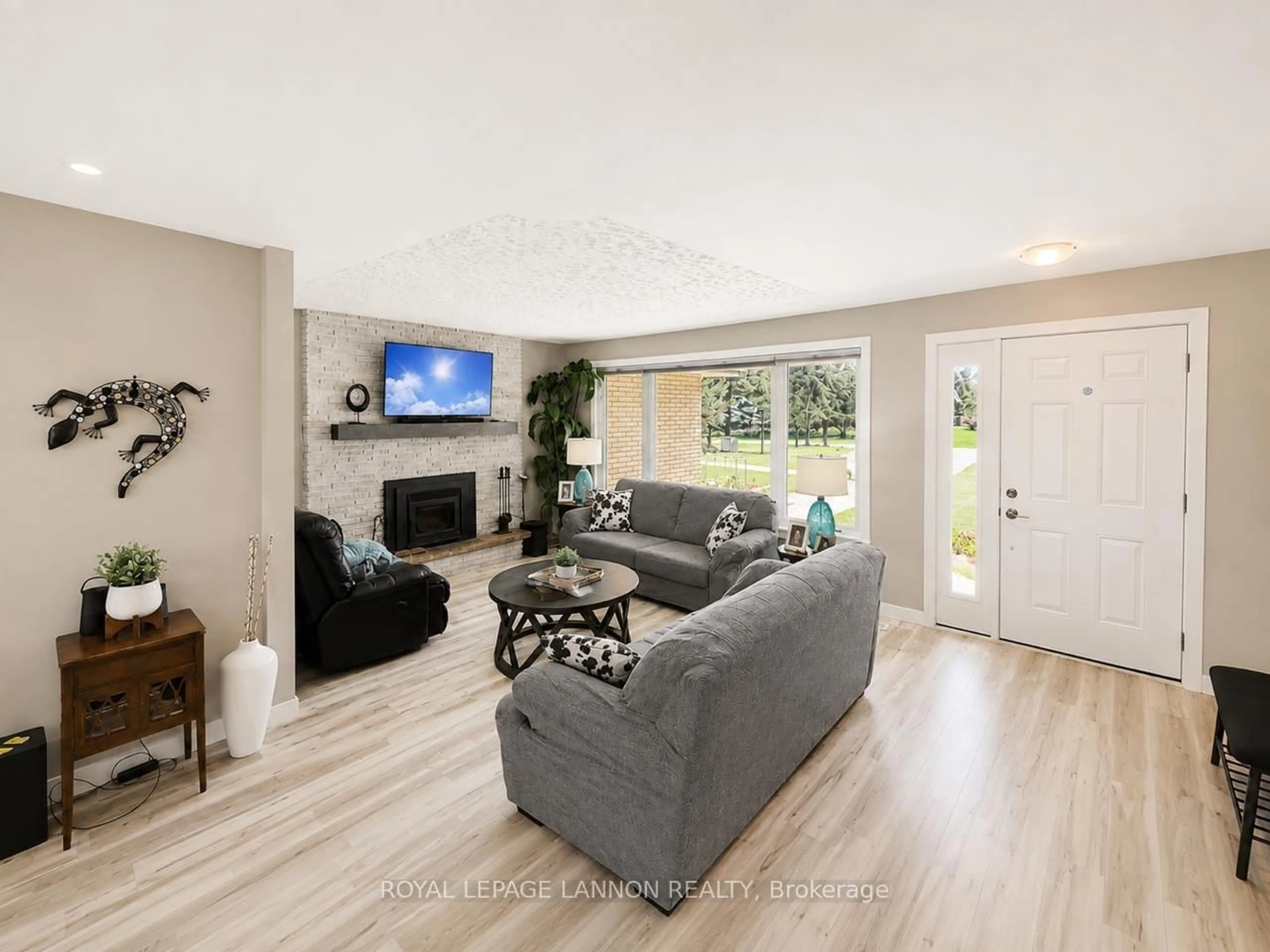 Living room with furniture, unknown for 3135 LLOYD St, Thunder Bay Ontario P7K 1B6