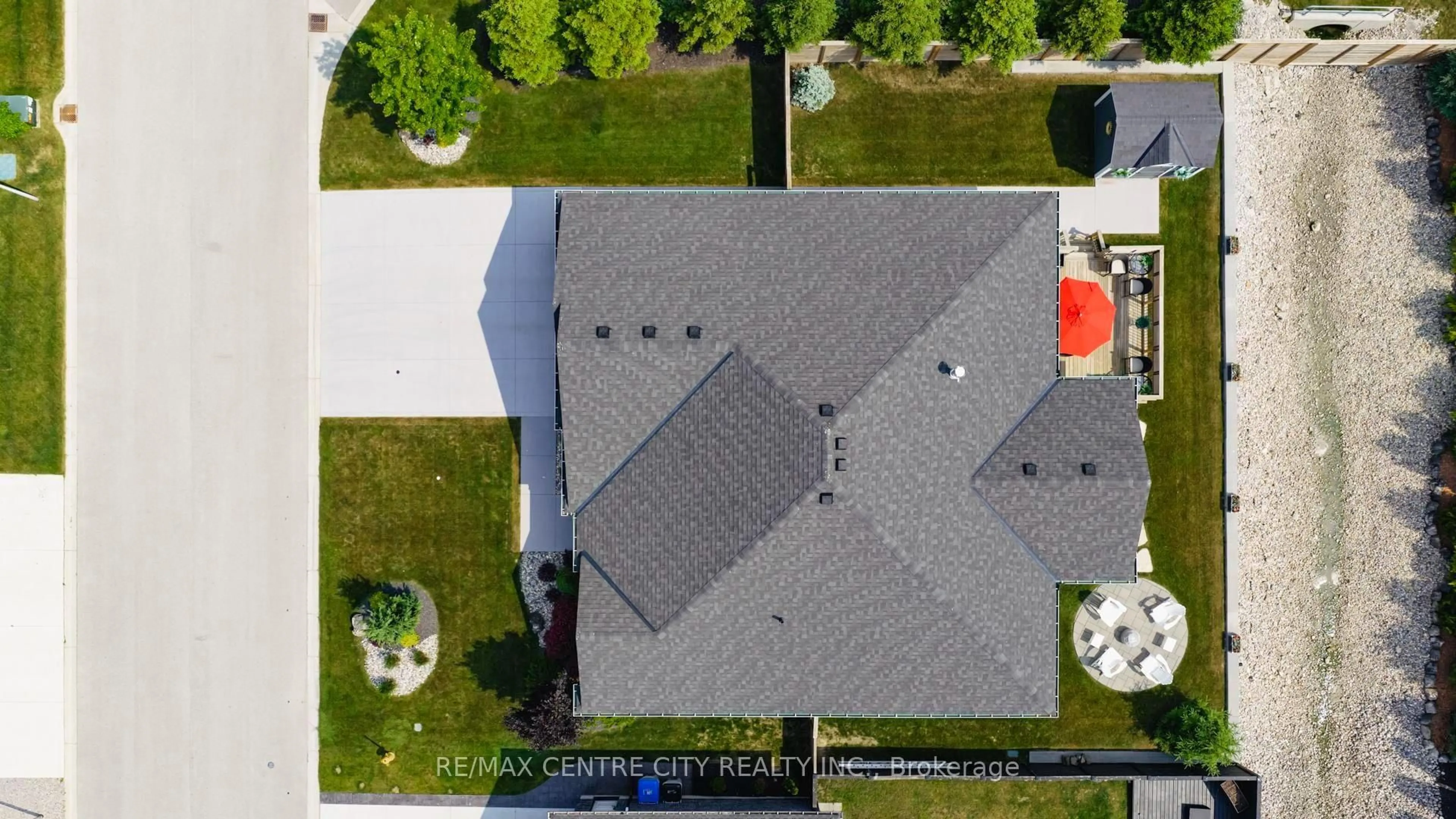 A pic from outside/outdoor area/front of a property/back of a property/a pic from drone, street for 38 Erin Pl, Lambton Shores Ontario N0M 1T0