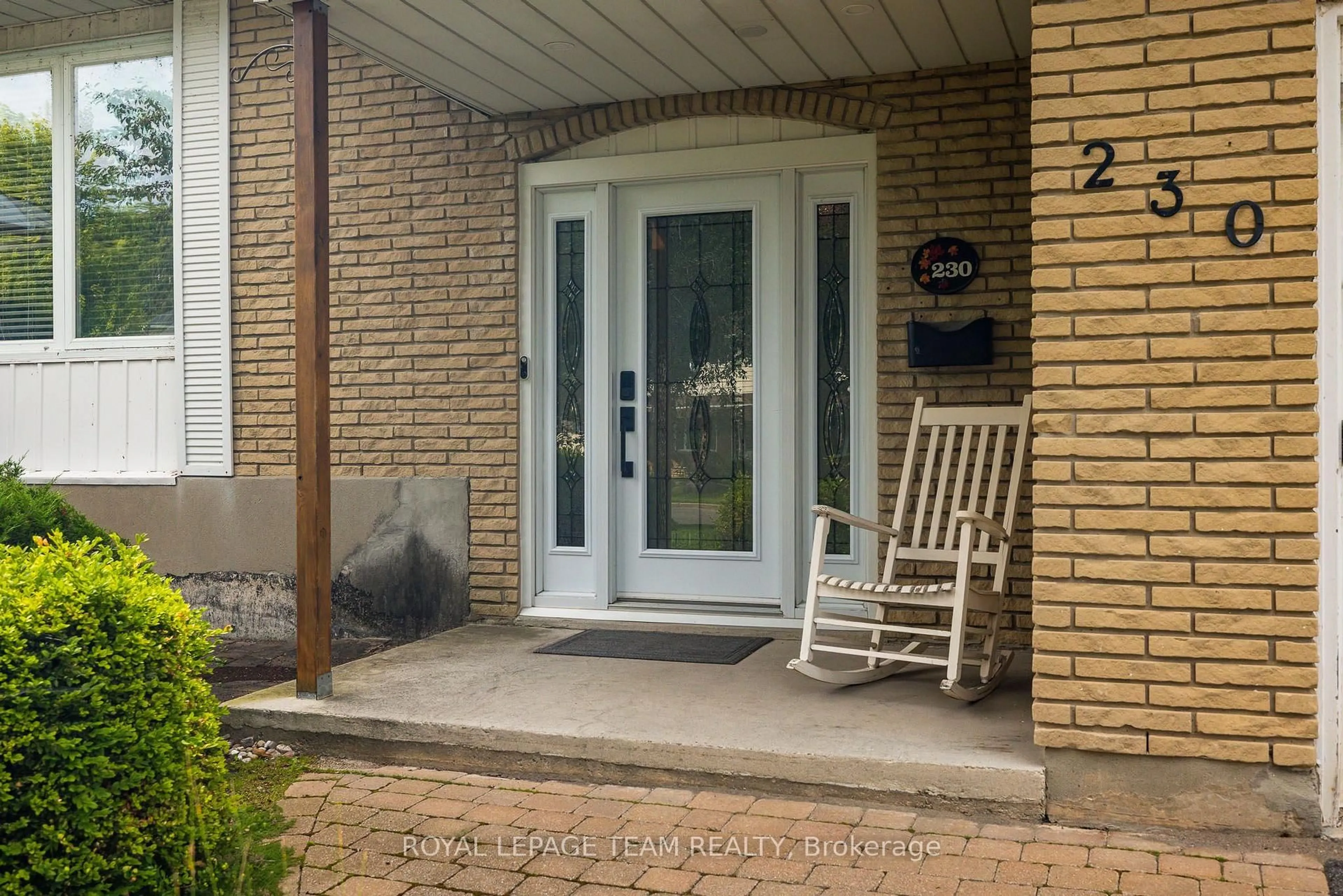 Indoor entryway for 230 Lincoln Heights Rd, Ottawa Ontario K2B 8A8