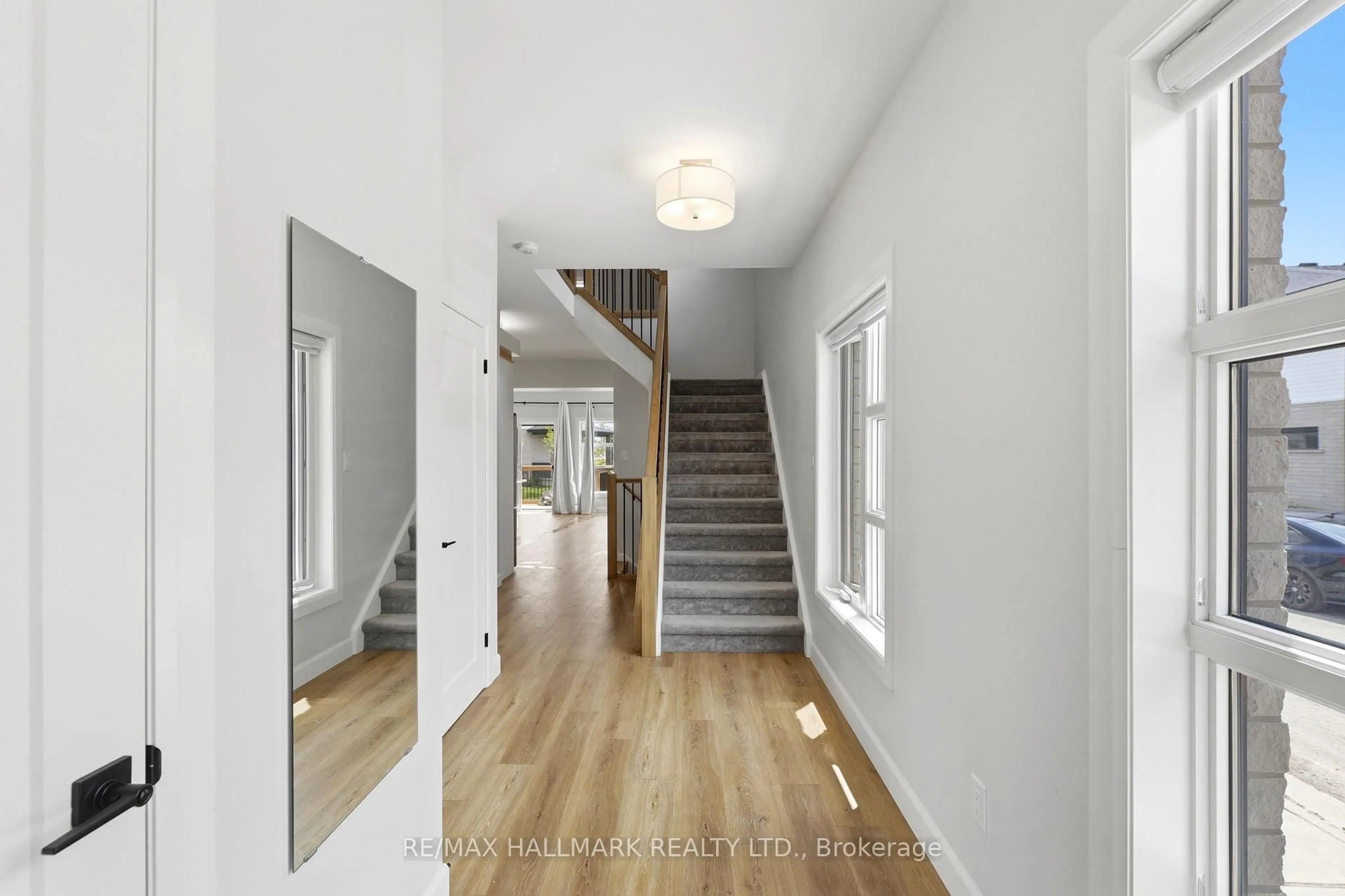 Indoor foyer for 2700 Buroak Dr #85, London North Ontario N6G 0X4