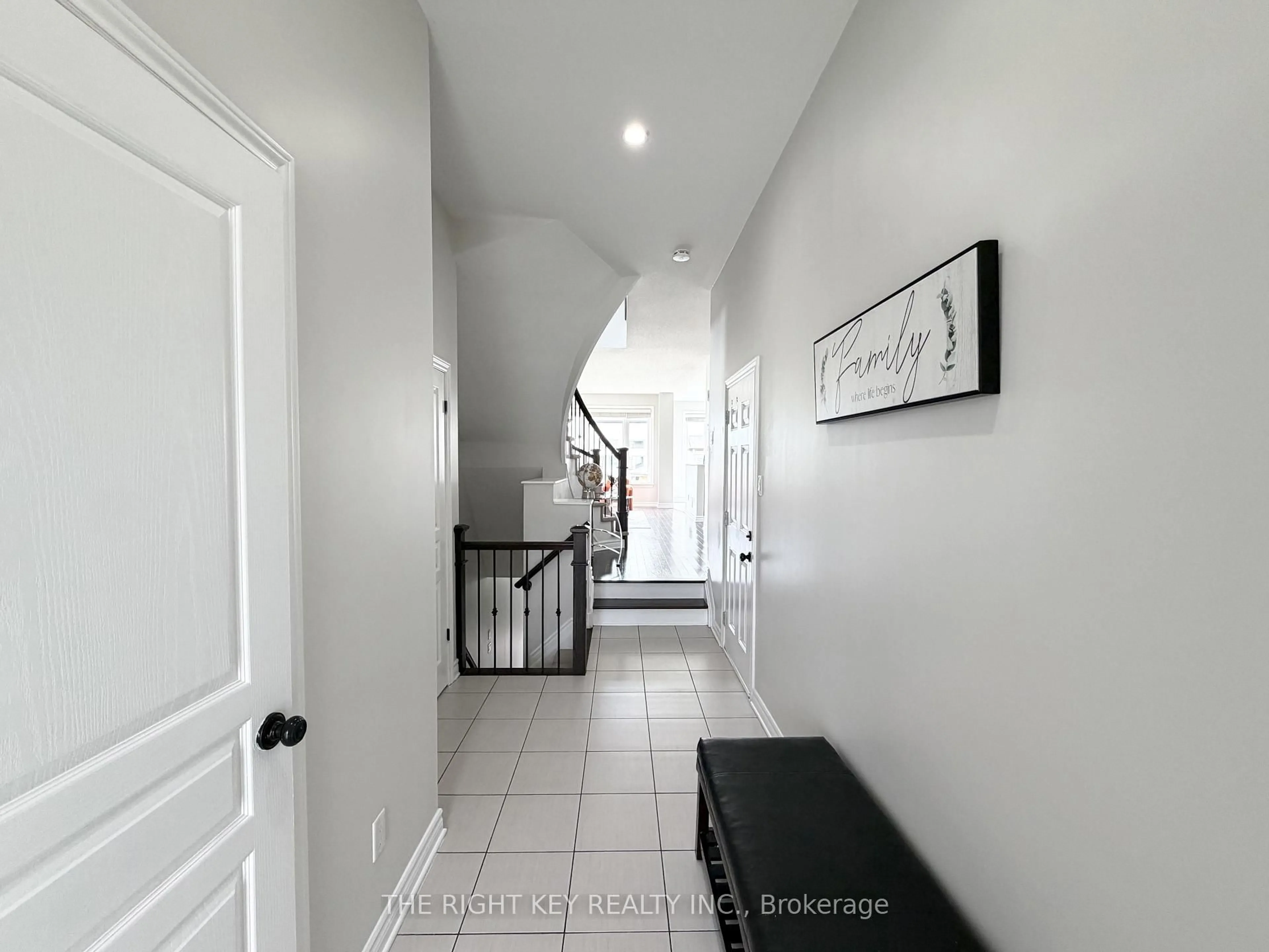 Indoor entryway for 100 Popplewell Cres, Ottawa Ontario K2J 5R3