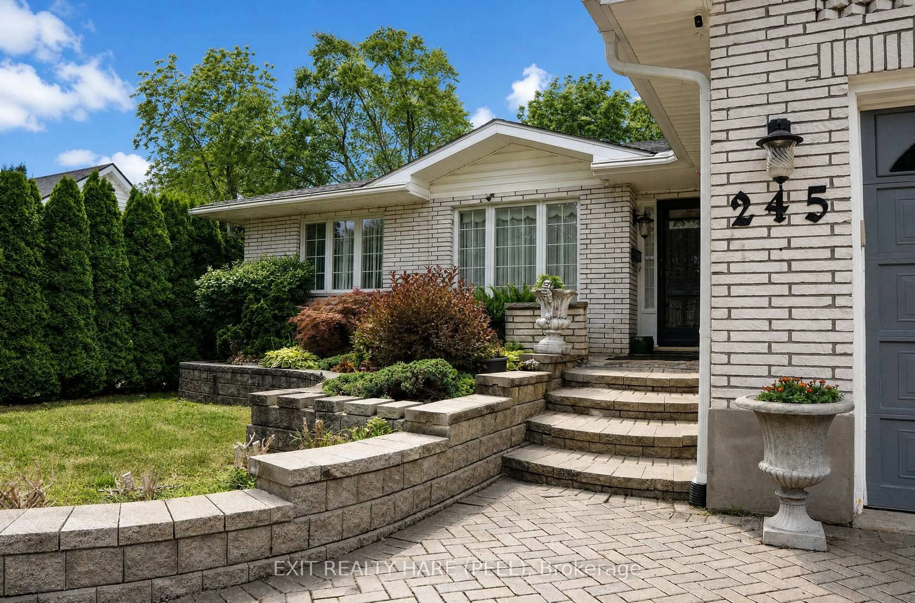 Home with brick exterior material, street for 245 First Ave, Welland Ontario L3C 1Y7