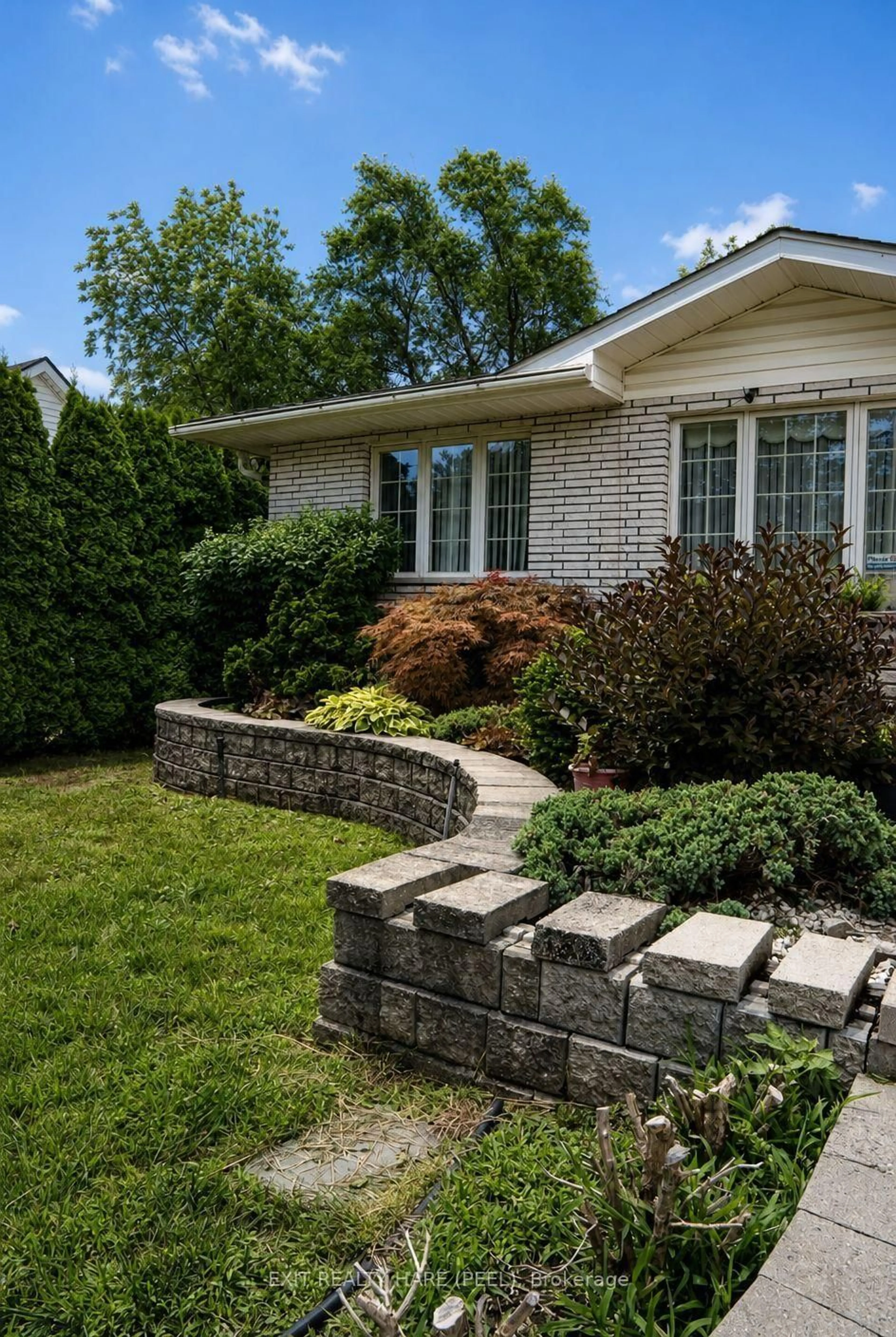 Home with brick exterior material, street for 245 First Ave, Welland Ontario L3C 1Y7