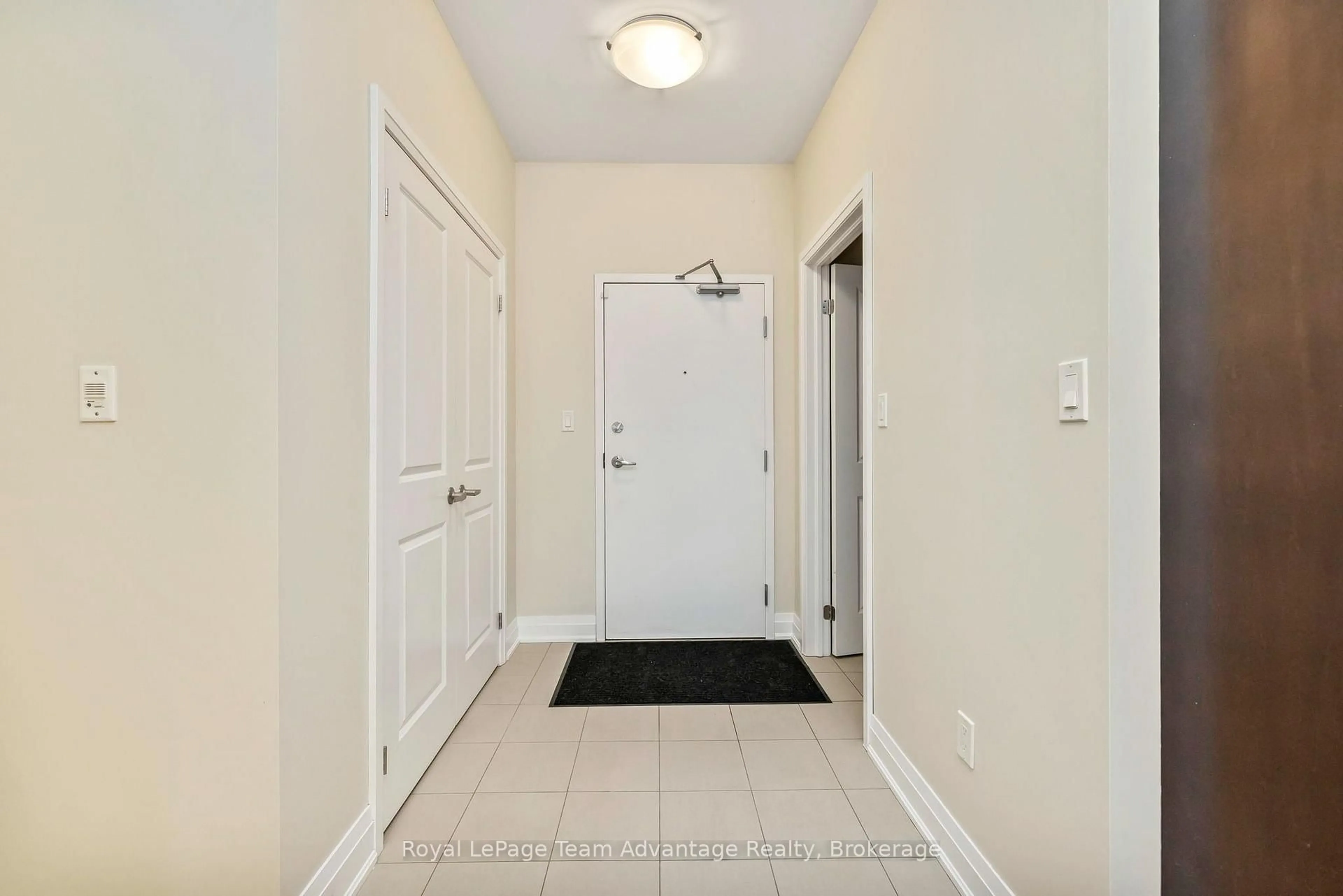 Indoor entryway for 102-20D Silver Birch Crt, Parry Sound Ontario P2A 0A7