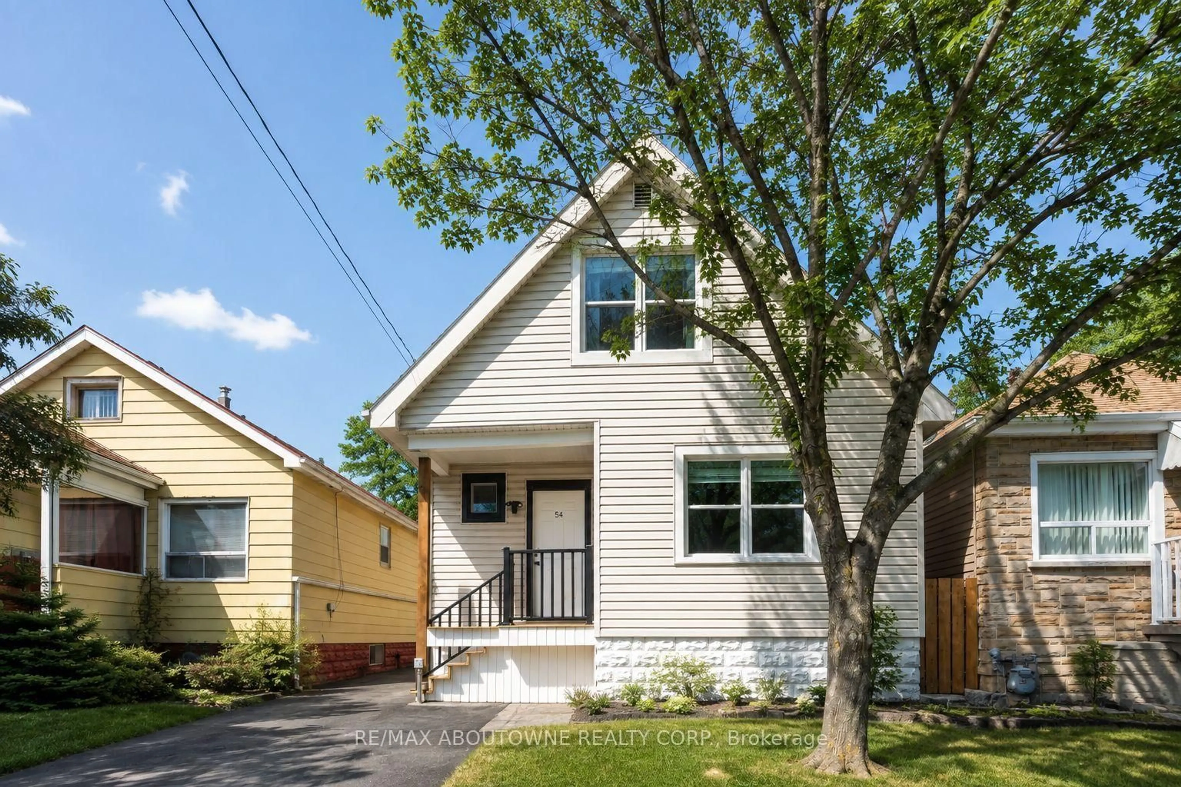 Home with vinyl exterior material, street for 54 Weir St, Hamilton Ontario L8K 3A4