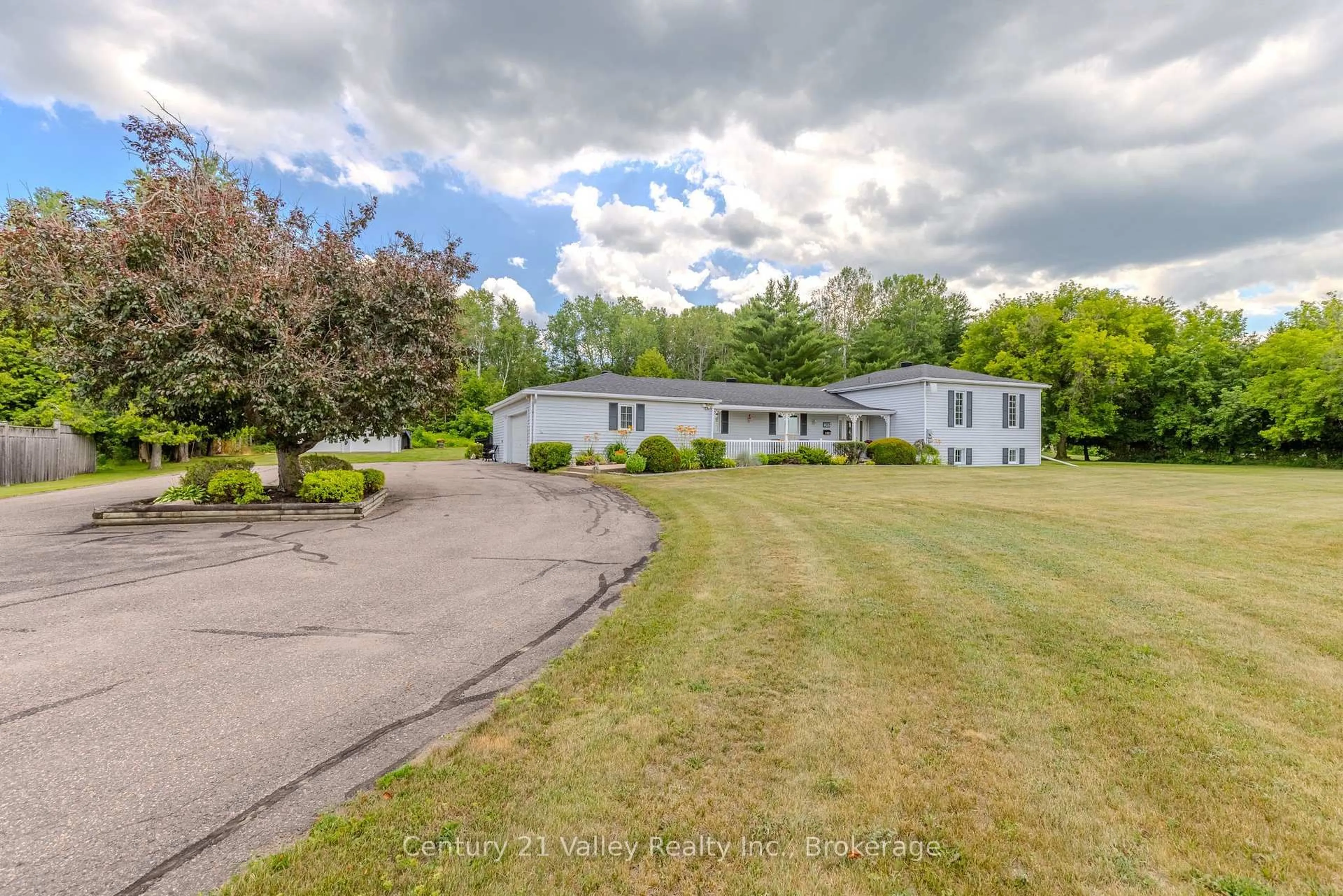 A pic from outside/outdoor area/front of a property/back of a property/a pic from drone, unknown for 406 Water St, Eganville Ontario K0J 1T0