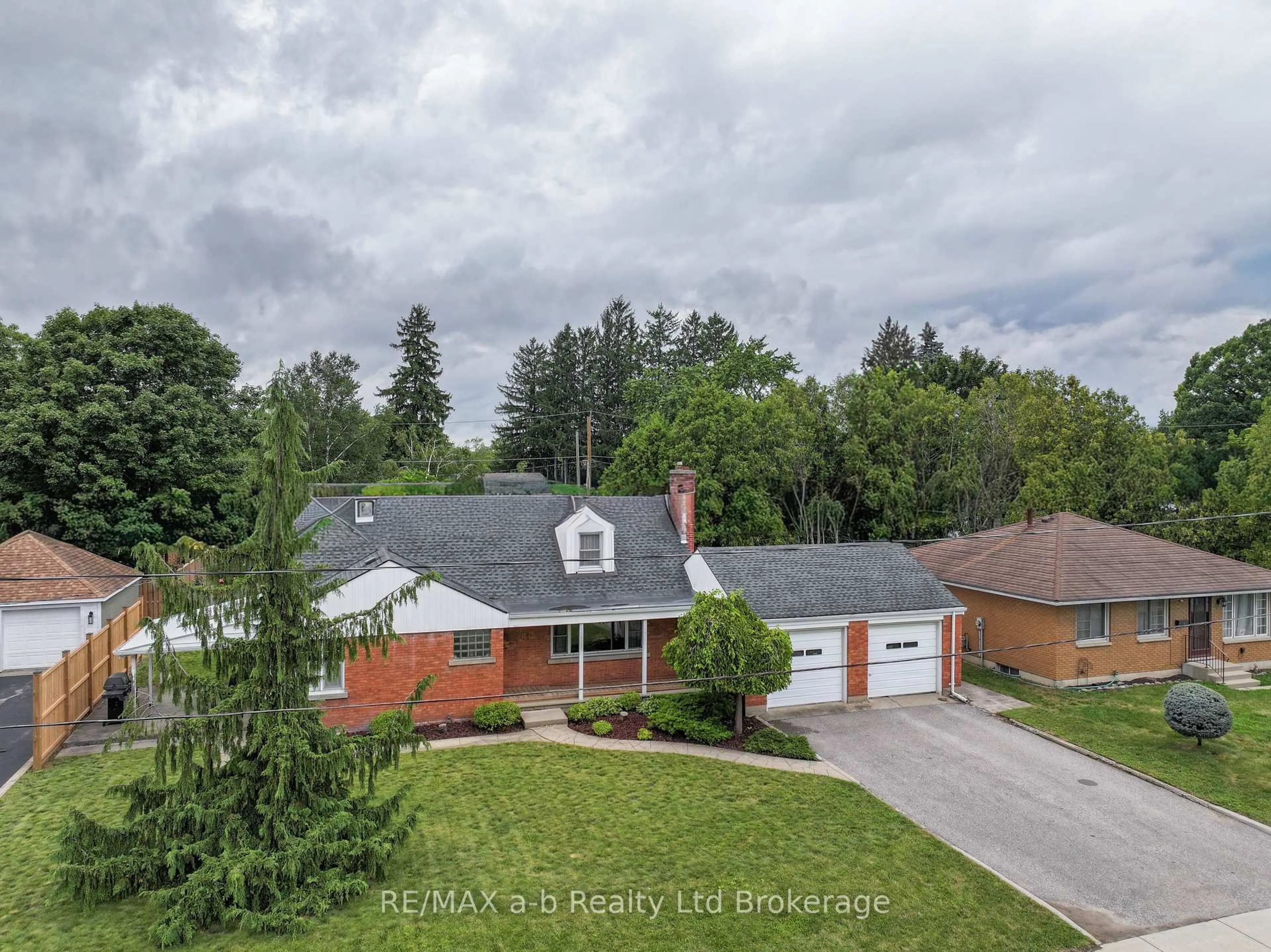 A pic from outside/outdoor area/front of a property/back of a property/a pic from drone, street for 81 Vienna Rd, Tillsonburg Ontario N4G 3C9
