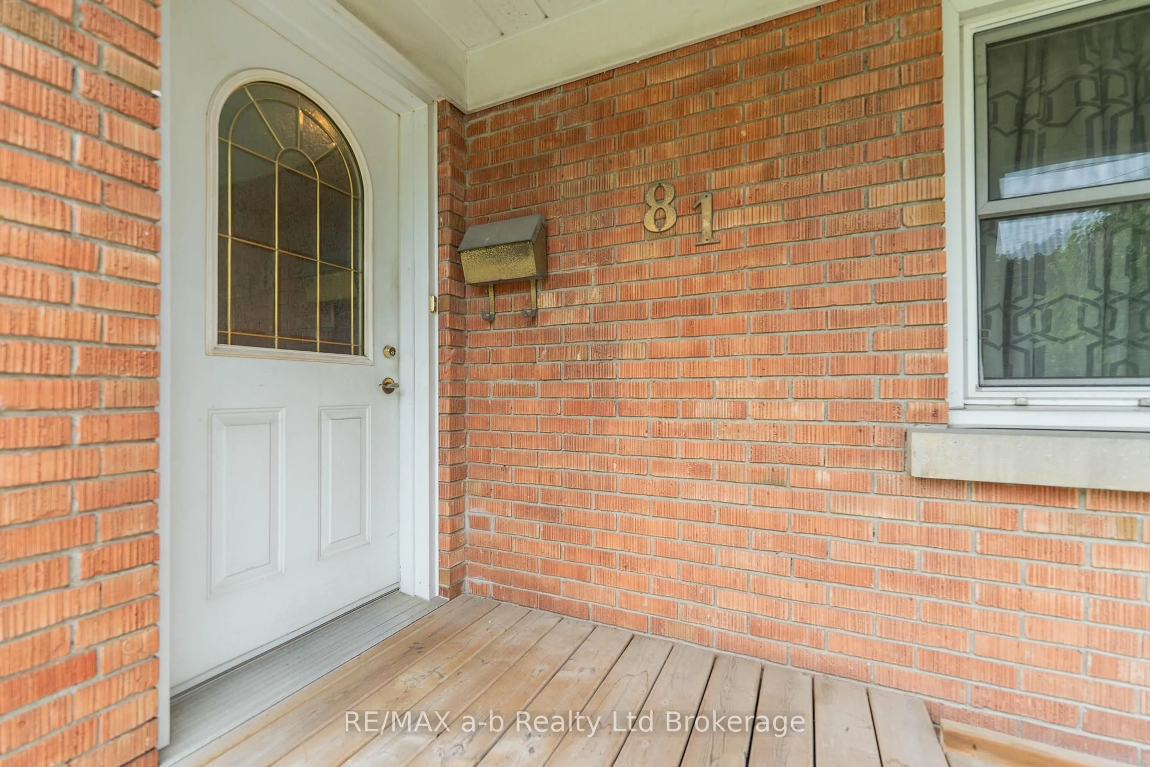 Indoor entryway for 81 Vienna Rd, Tillsonburg Ontario N4G 3C9