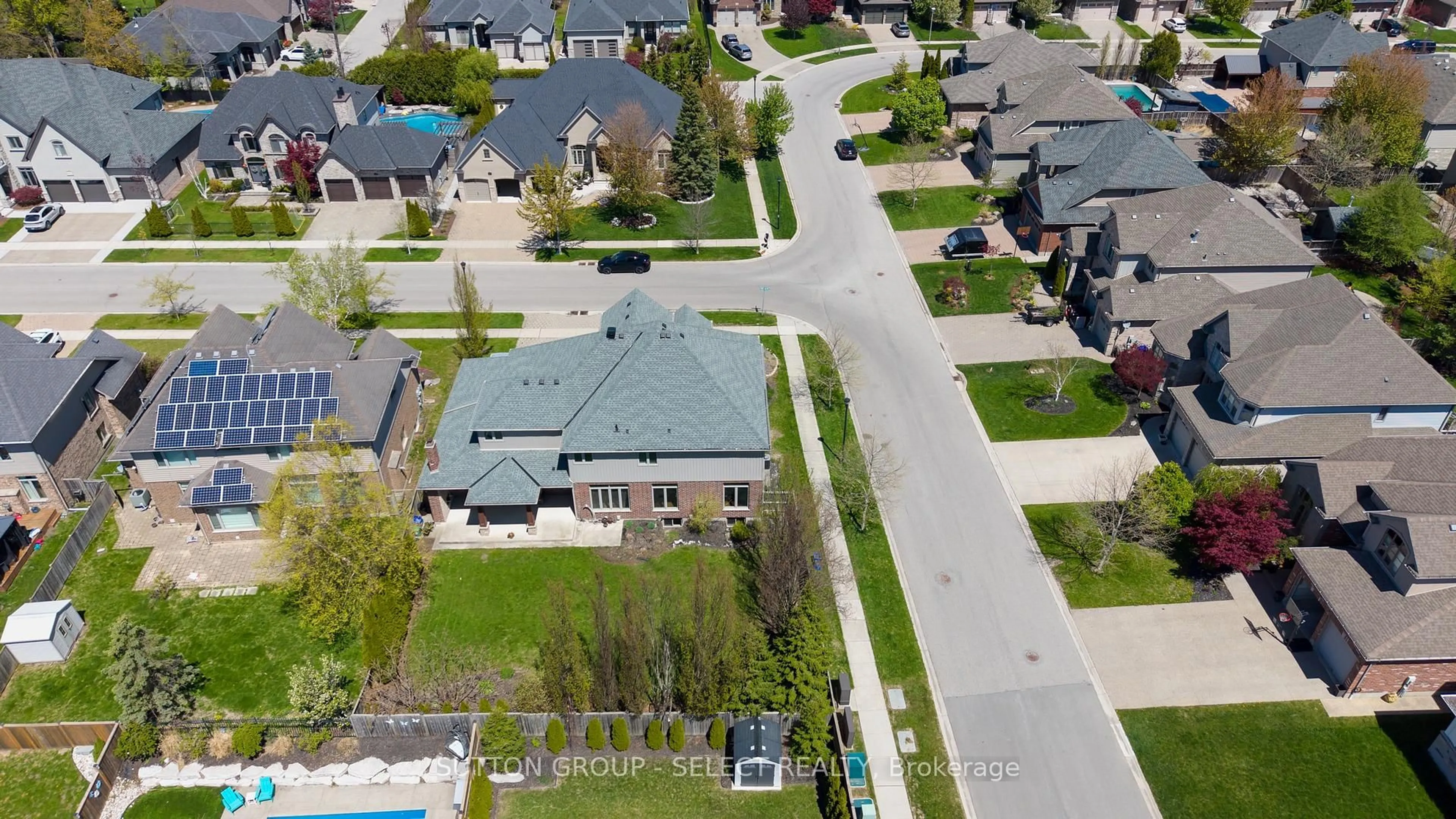 A pic from outside/outdoor area/front of a property/back of a property/a pic from drone, street for 1615 Wickerson Gate, London South Ontario N6K 0C3