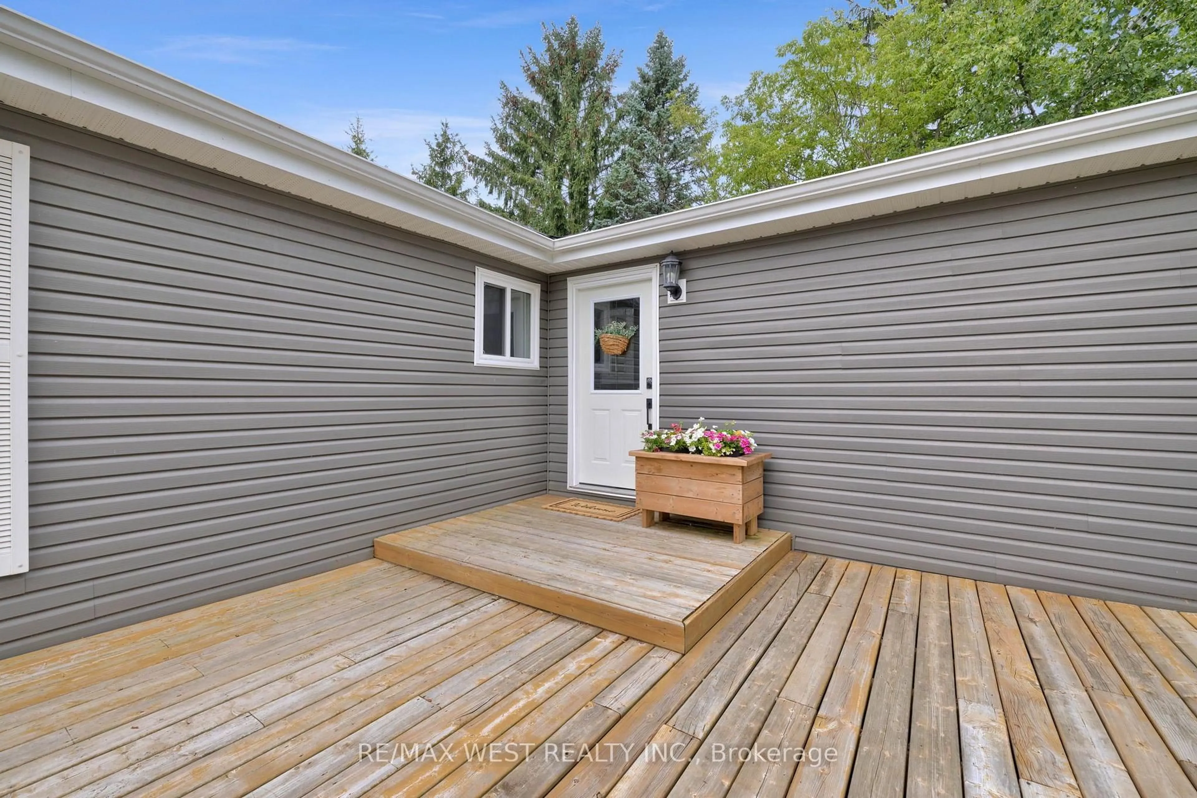 Patio, street for 34 Helen Cres, Kawartha Lakes Ontario K0M 2C0