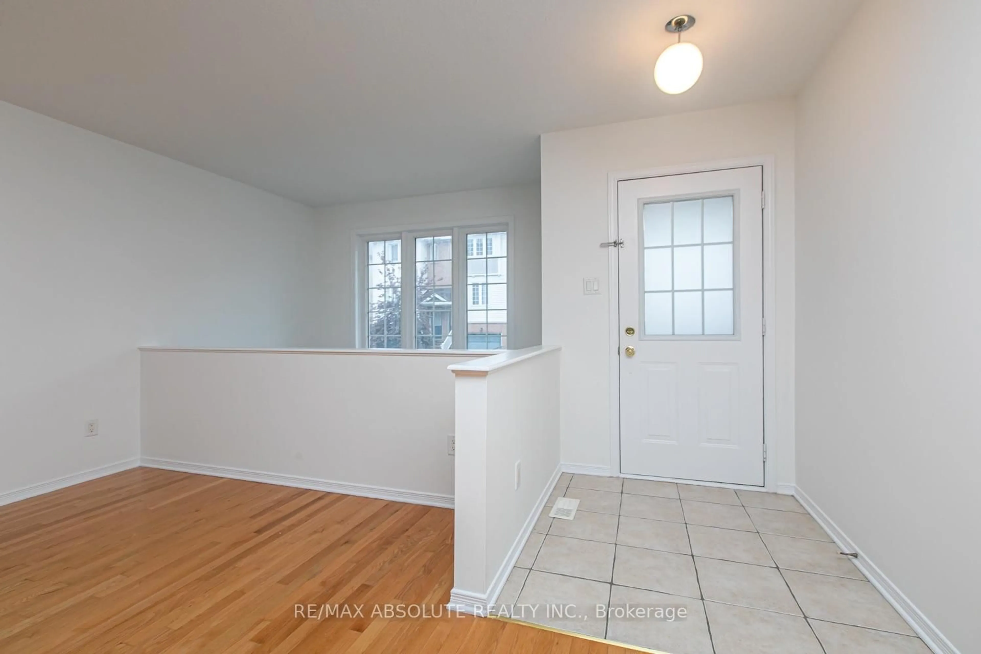 Indoor entryway for 246 Gershwin Private #38, Ottawa Ontario K2H 1G5