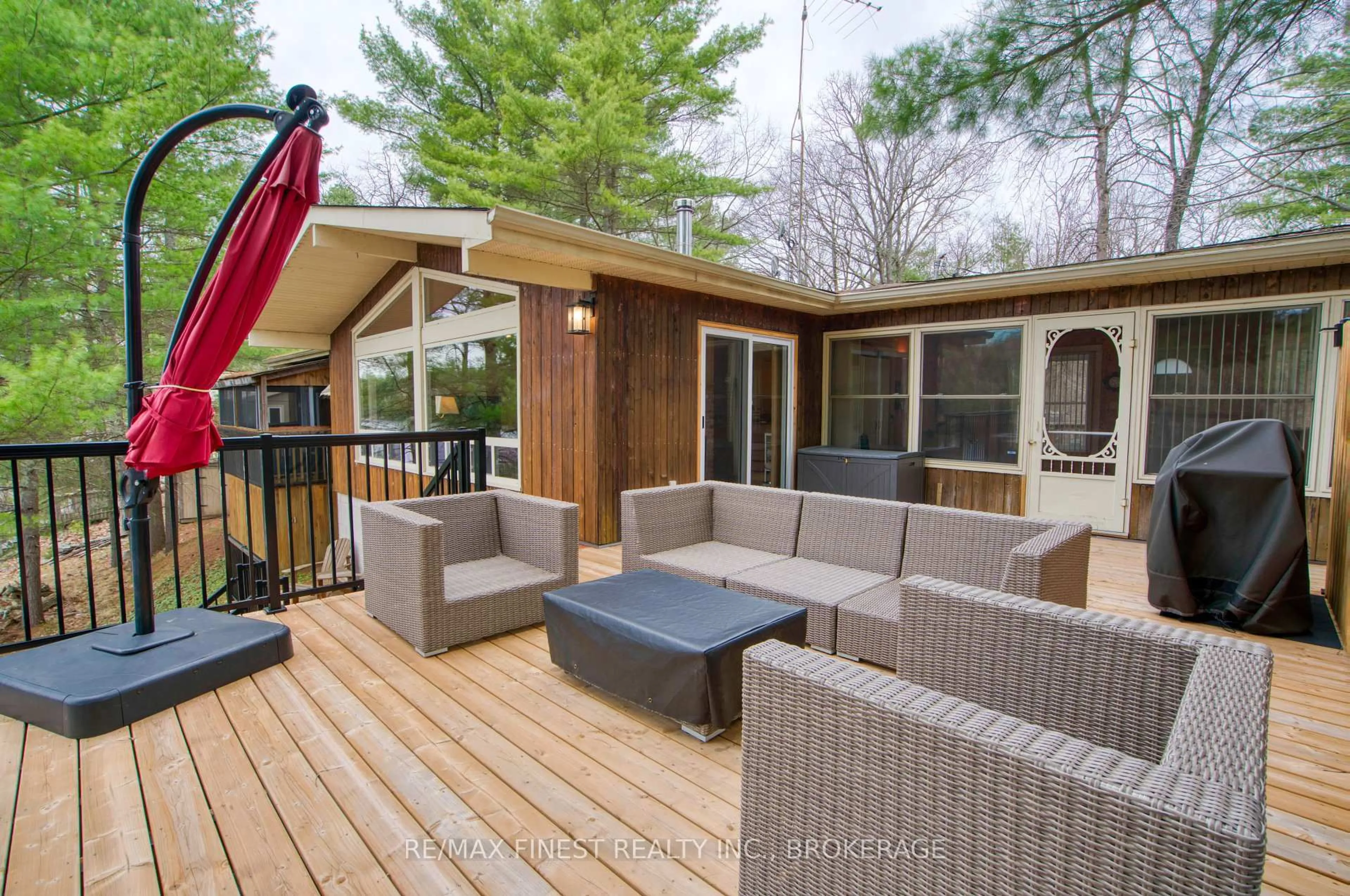 Patio, street for 1046 Turner Way, Arden Ontario K0H 1B0