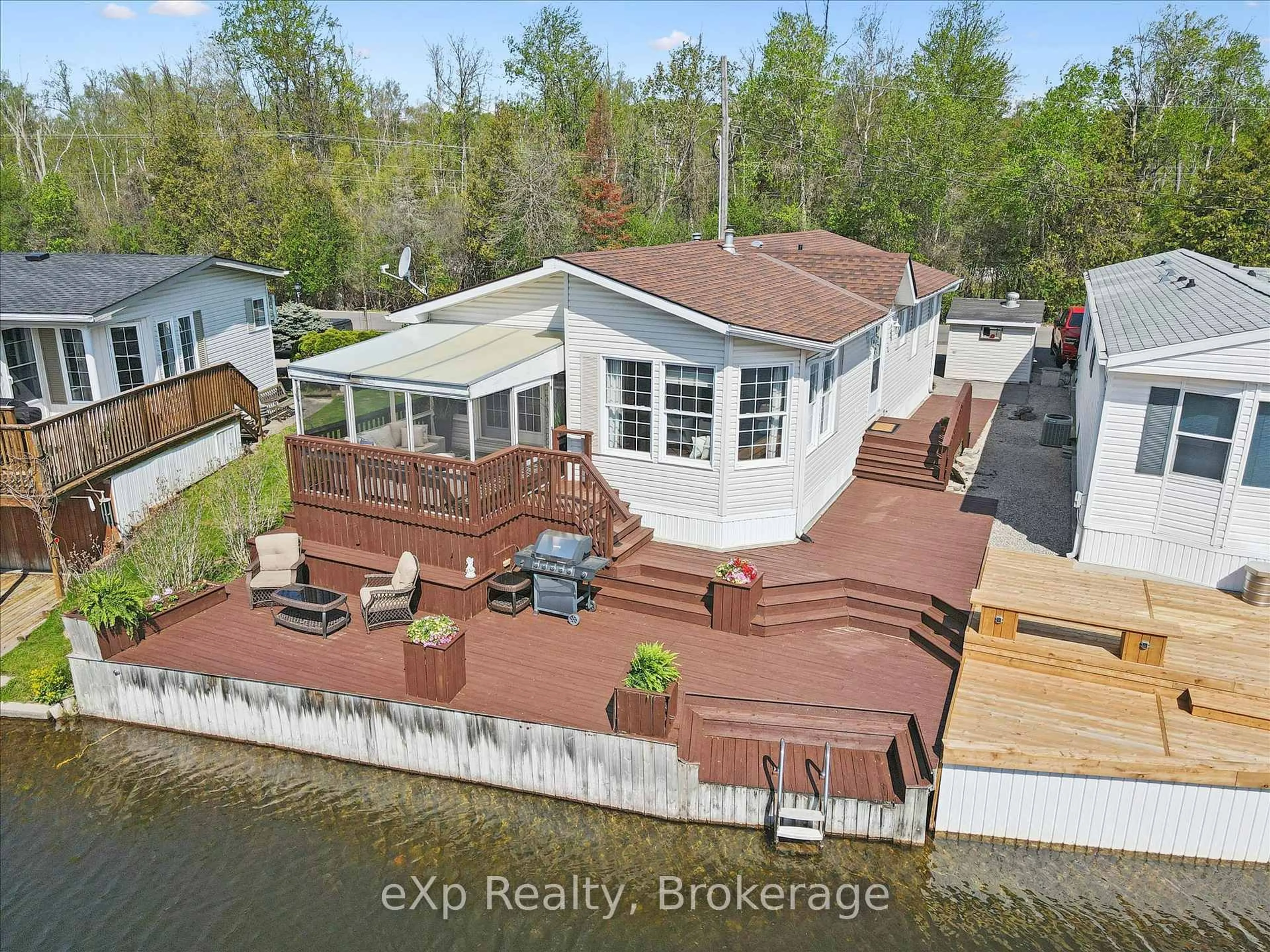 A pic from outside/outdoor area/front of a property/back of a property/a pic from drone, water/lake/river/ocean view for 18 Jasper Heights Private, Puslinch Ontario N0B 2C0