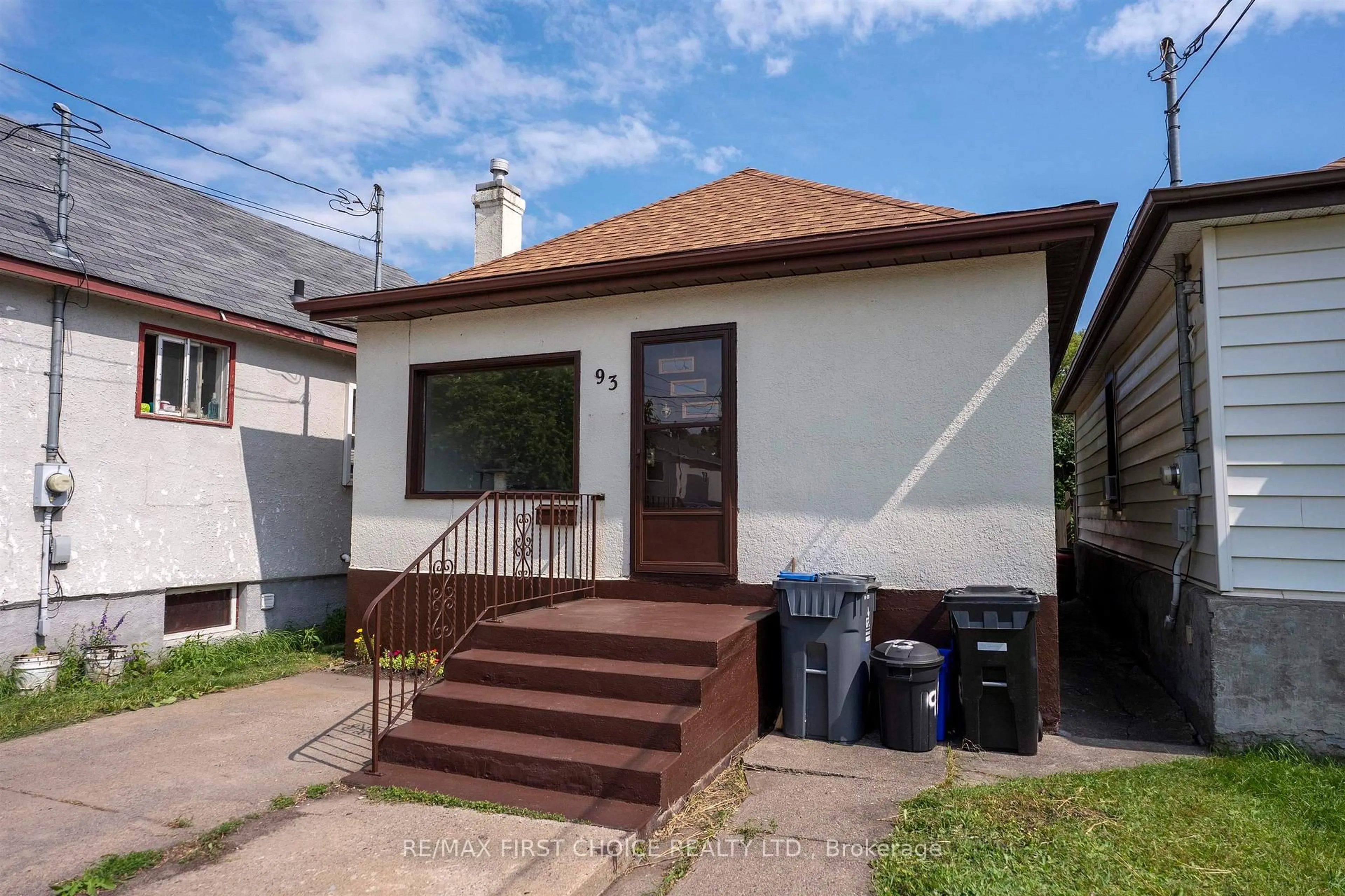 Home with vinyl exterior material, street for 93 ONTARIO St, Thunder Bay Ontario P7B 3G1