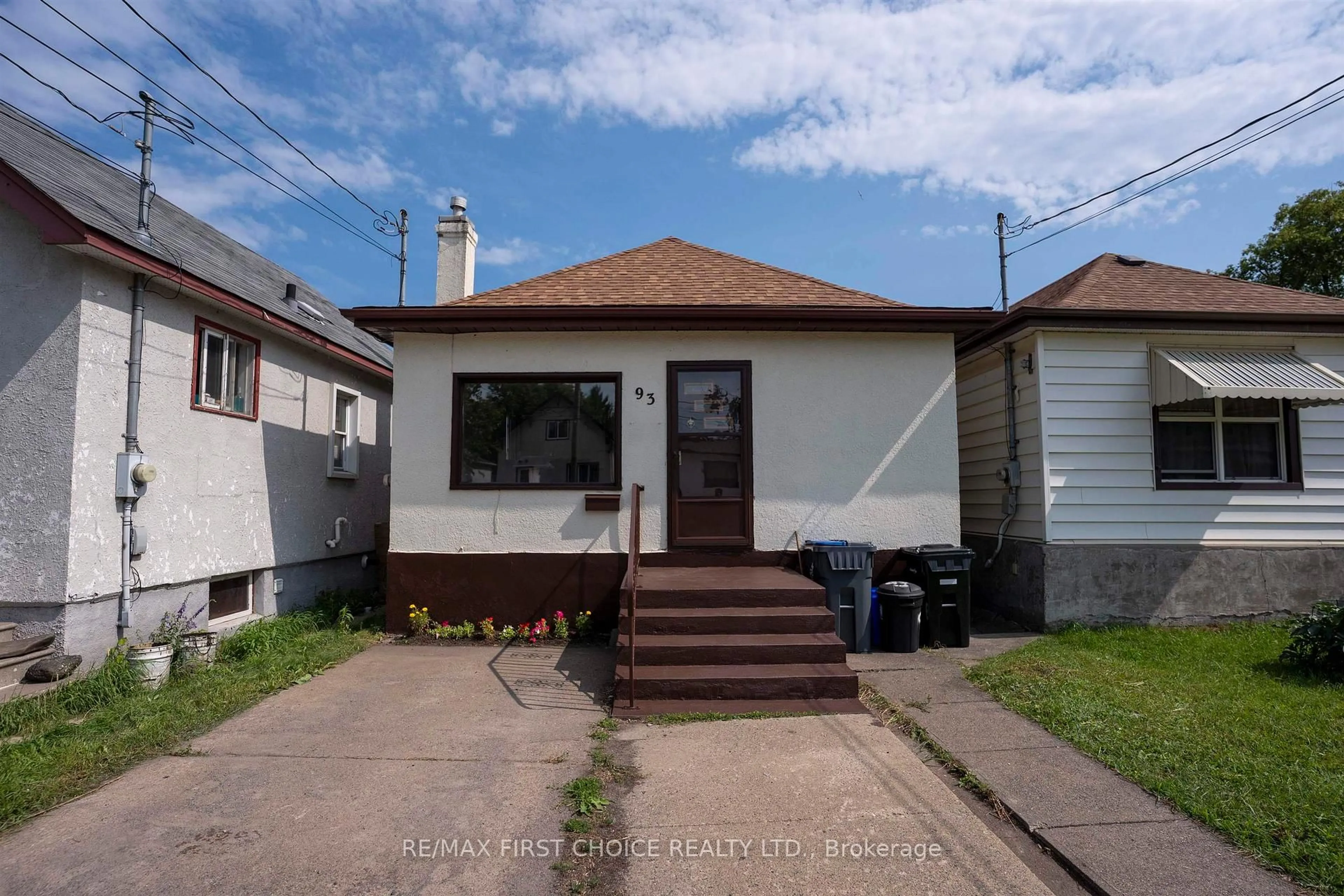 Home with vinyl exterior material, street for 93 ONTARIO St, Thunder Bay Ontario P7B 3G1
