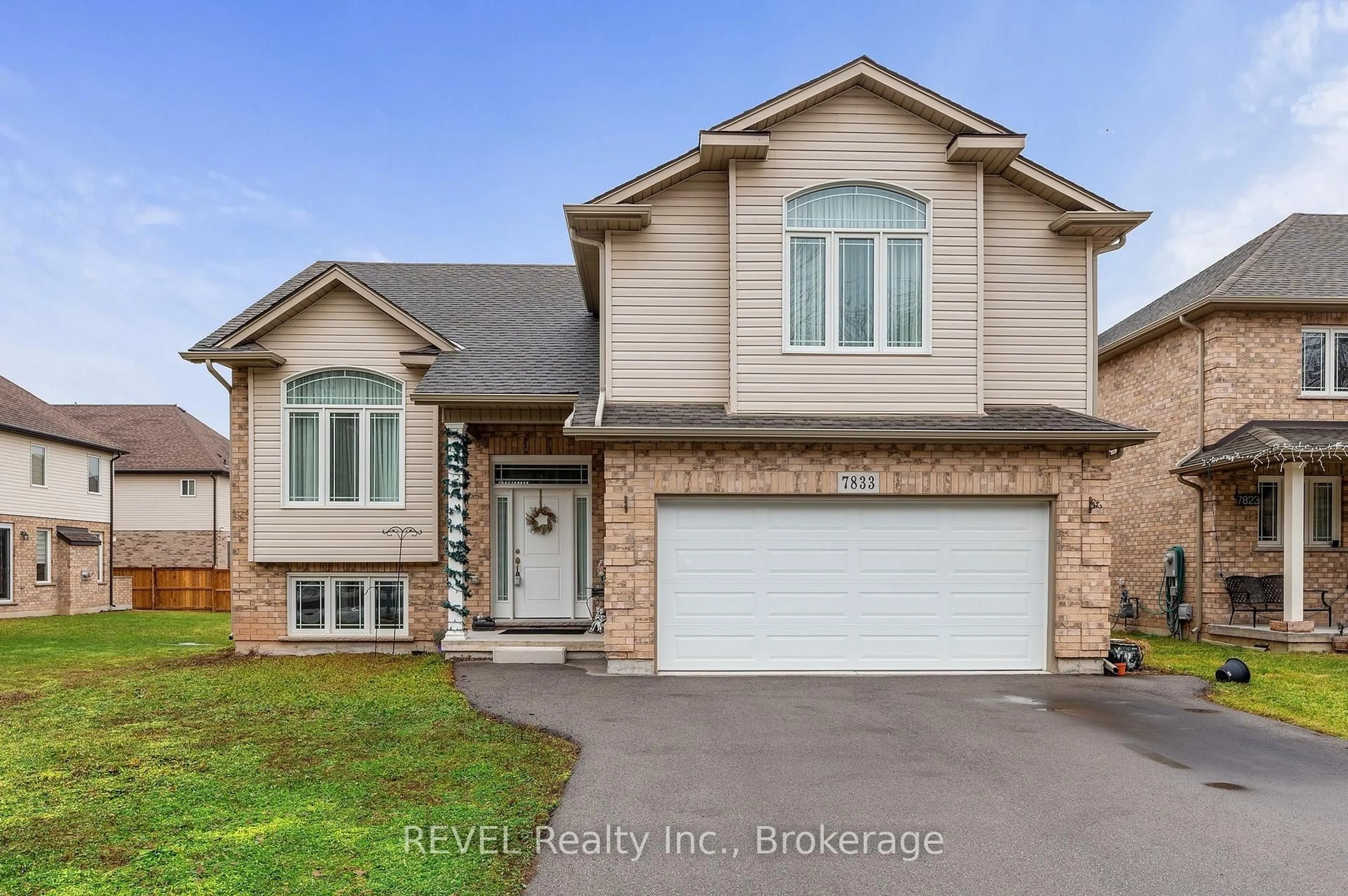 Home with brick exterior material, street for 7833 OLDFIELD Rd, Niagara Falls Ontario L2G 0A8