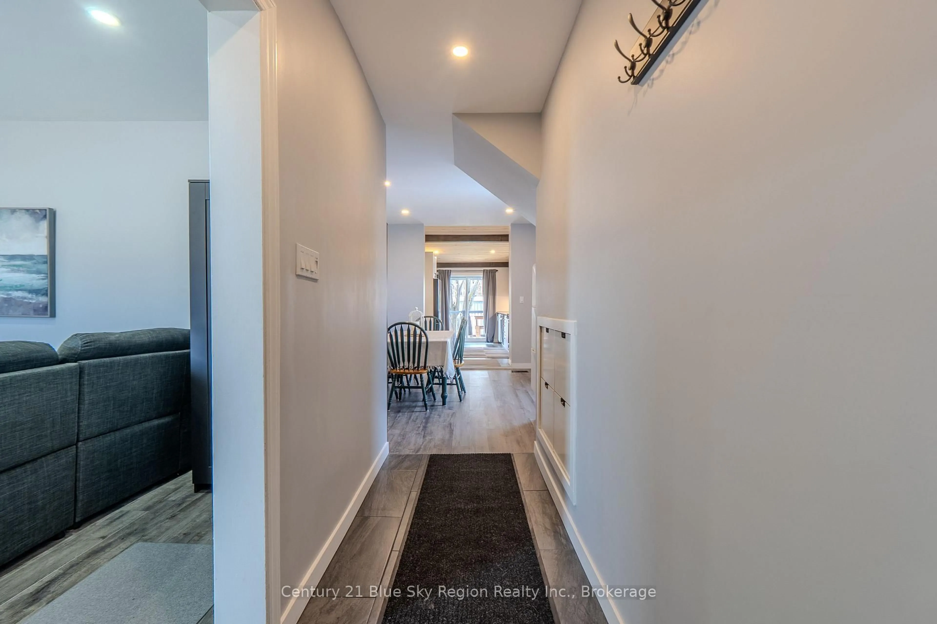 Indoor foyer for 647 Douglas St, North Bay Ontario P1B 5N9