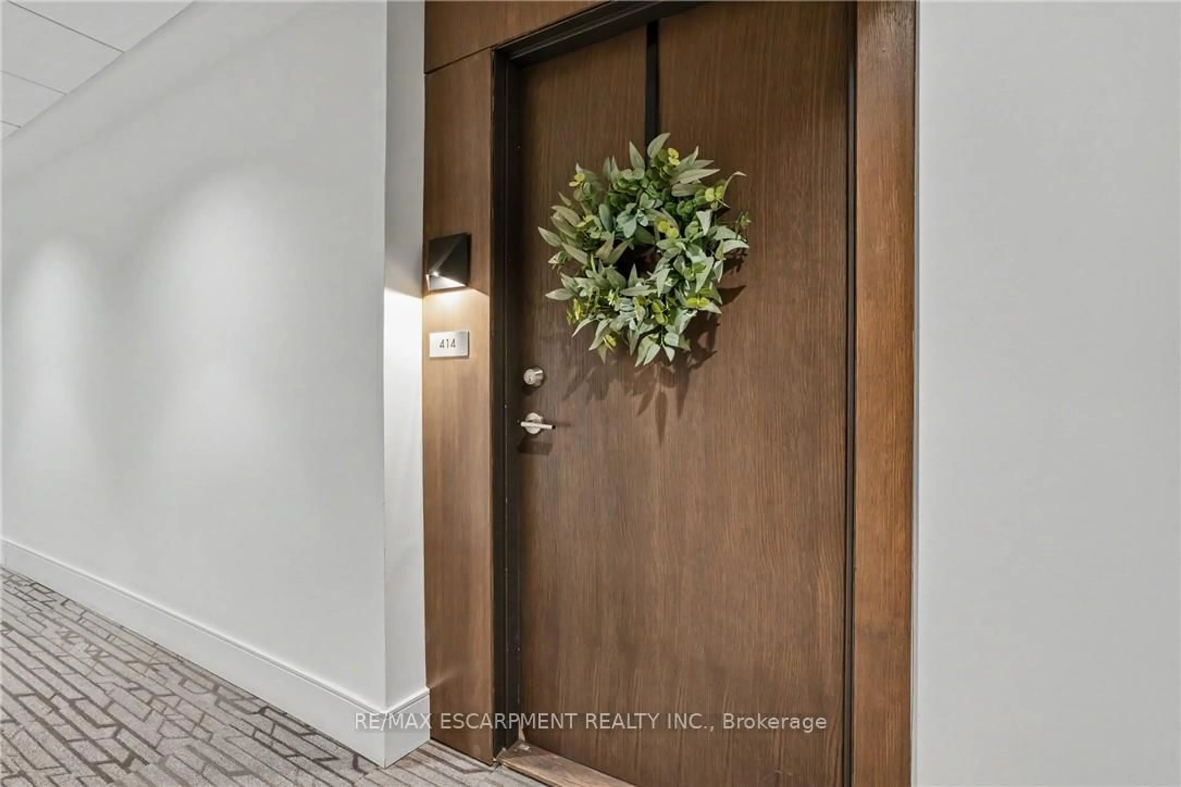 Indoor entryway for 16 Markle Cres #414, Hamilton Ontario L9G 0H4