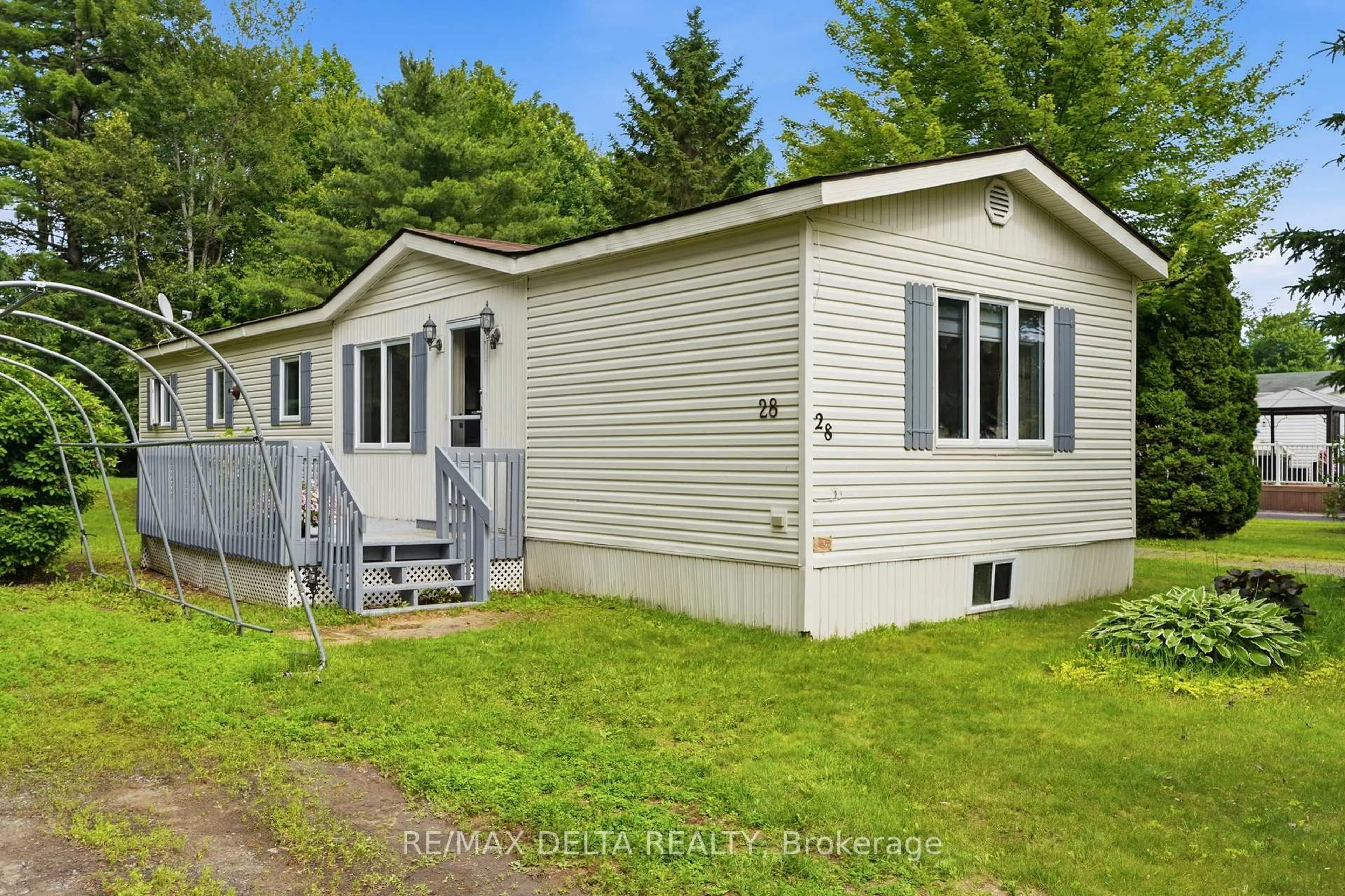 Home with vinyl exterior material, unknown for 28-5279 County road 17 Highway, Alfred and Plantagenet Ontario K0B 1A0