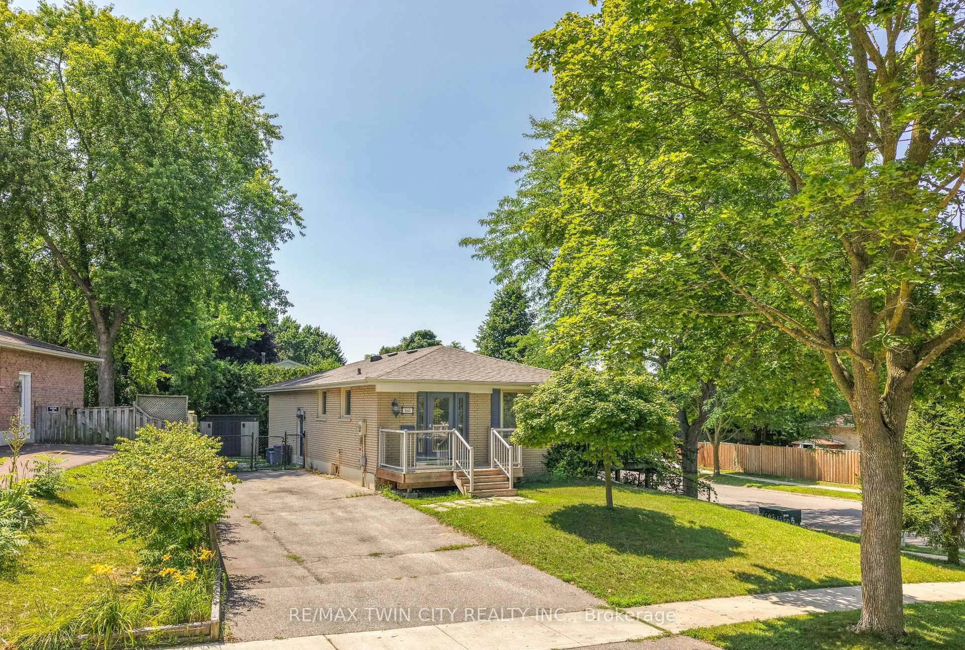 A pic from outside/outdoor area/front of a property/back of a property/a pic from drone, street for 160 Woodlawn Ave, Brantford Ontario N3R 5H4
