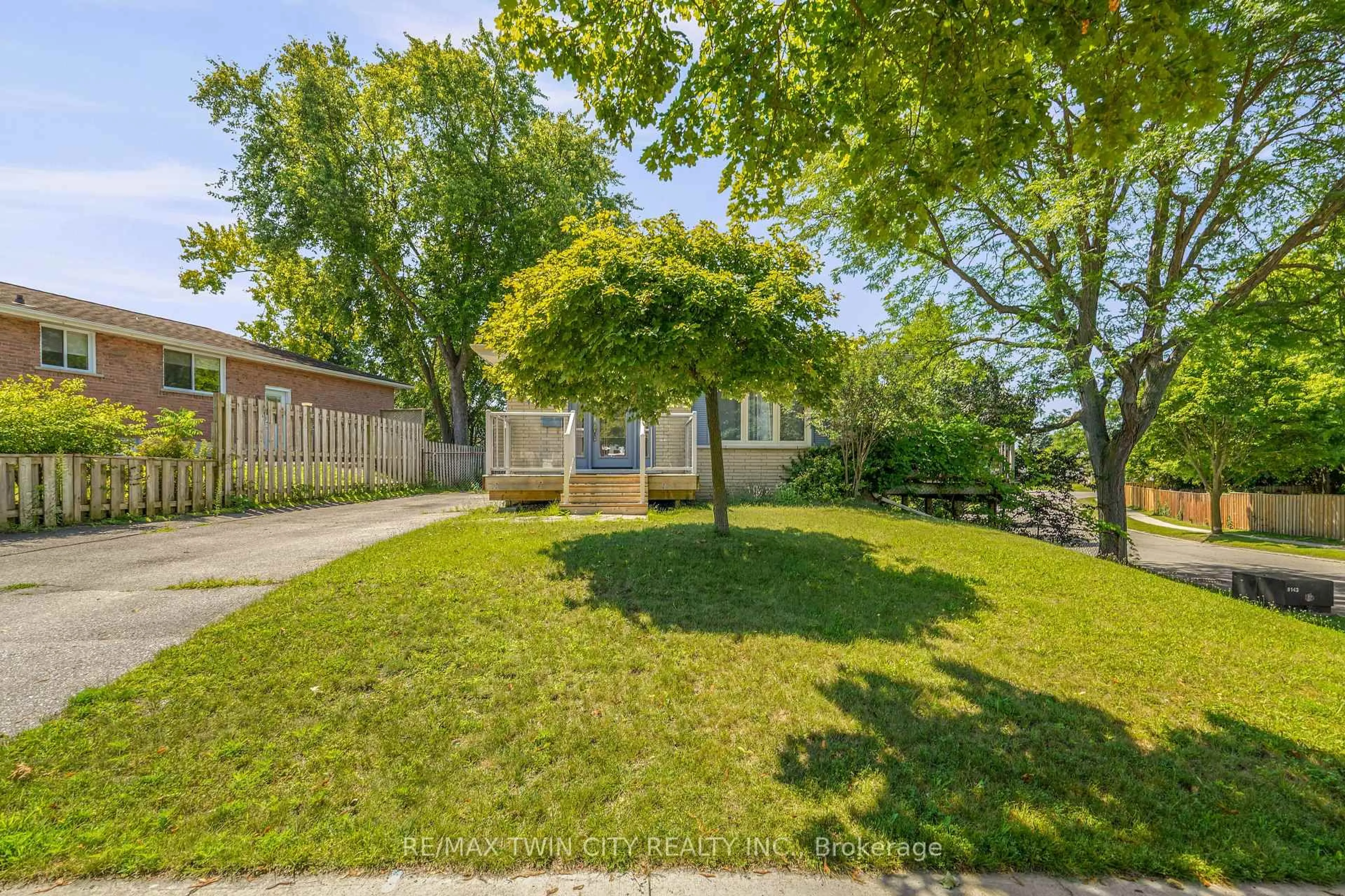 A pic from outside/outdoor area/front of a property/back of a property/a pic from drone, street for 160 Woodlawn Ave, Brantford Ontario N3R 5H4