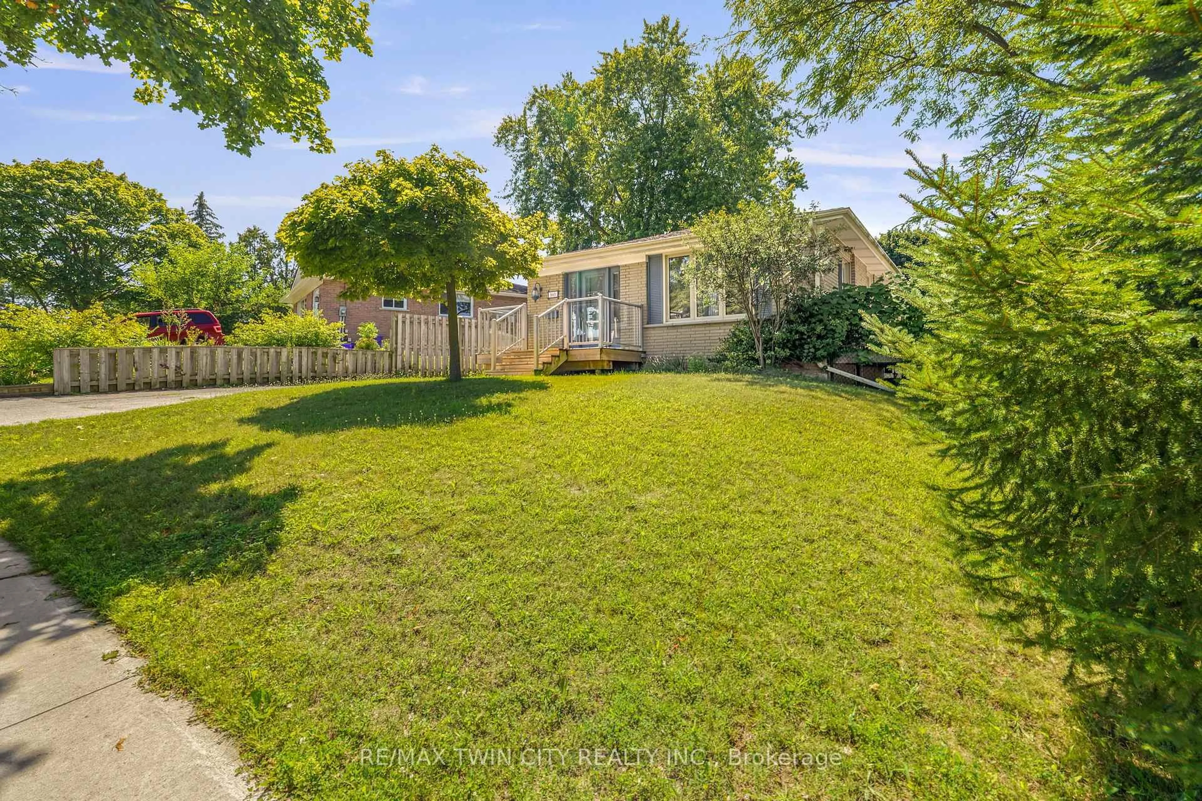 A pic from outside/outdoor area/front of a property/back of a property/a pic from drone, street for 160 Woodlawn Ave, Brantford Ontario N3R 5H4