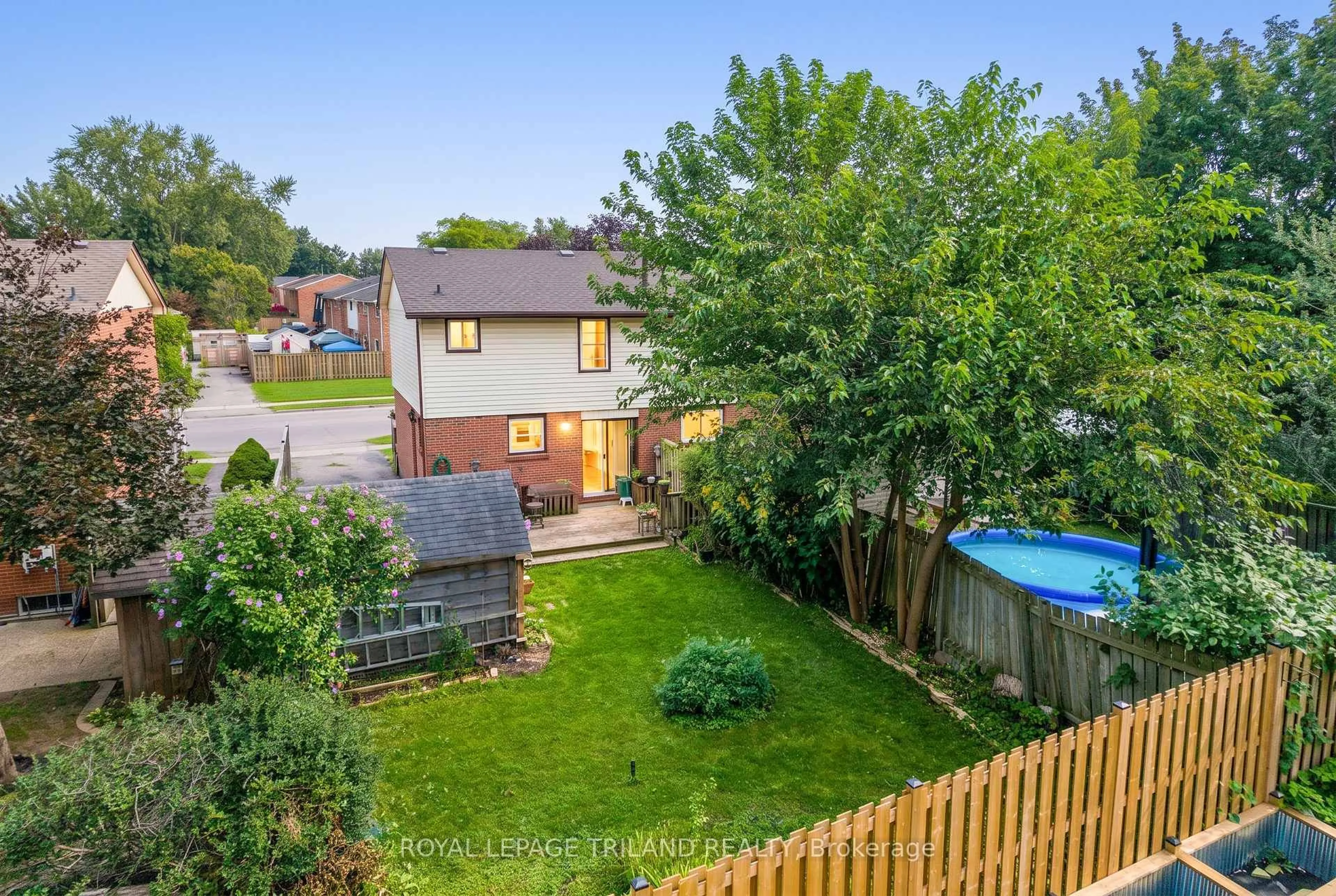 A pic from outside/outdoor area/front of a property/back of a property/a pic from drone, unknown for 220 ADMIRAL Dr, London East Ontario N5V 1H8