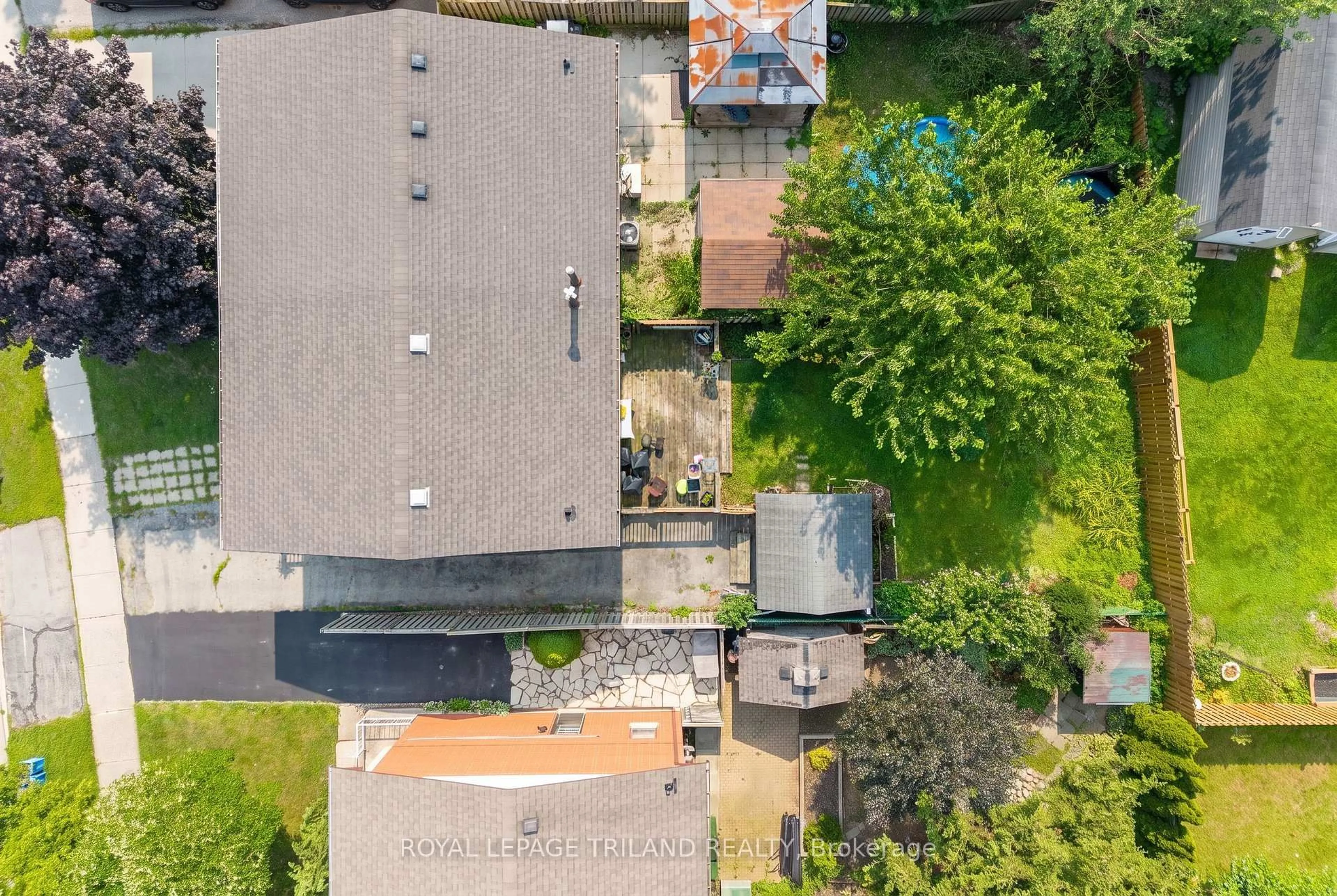 A pic from outside/outdoor area/front of a property/back of a property/a pic from drone, street for 220 ADMIRAL Dr, London East Ontario N5V 1H8