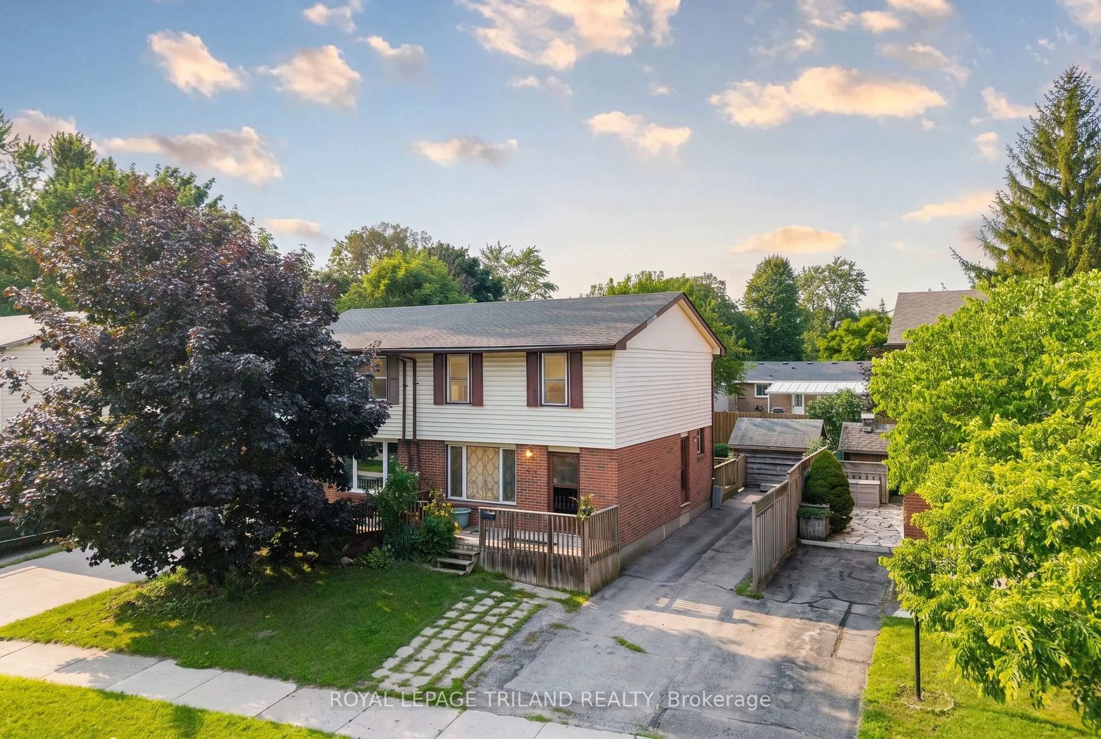 A pic from outside/outdoor area/front of a property/back of a property/a pic from drone, street for 220 ADMIRAL Dr, London East Ontario N5V 1H8