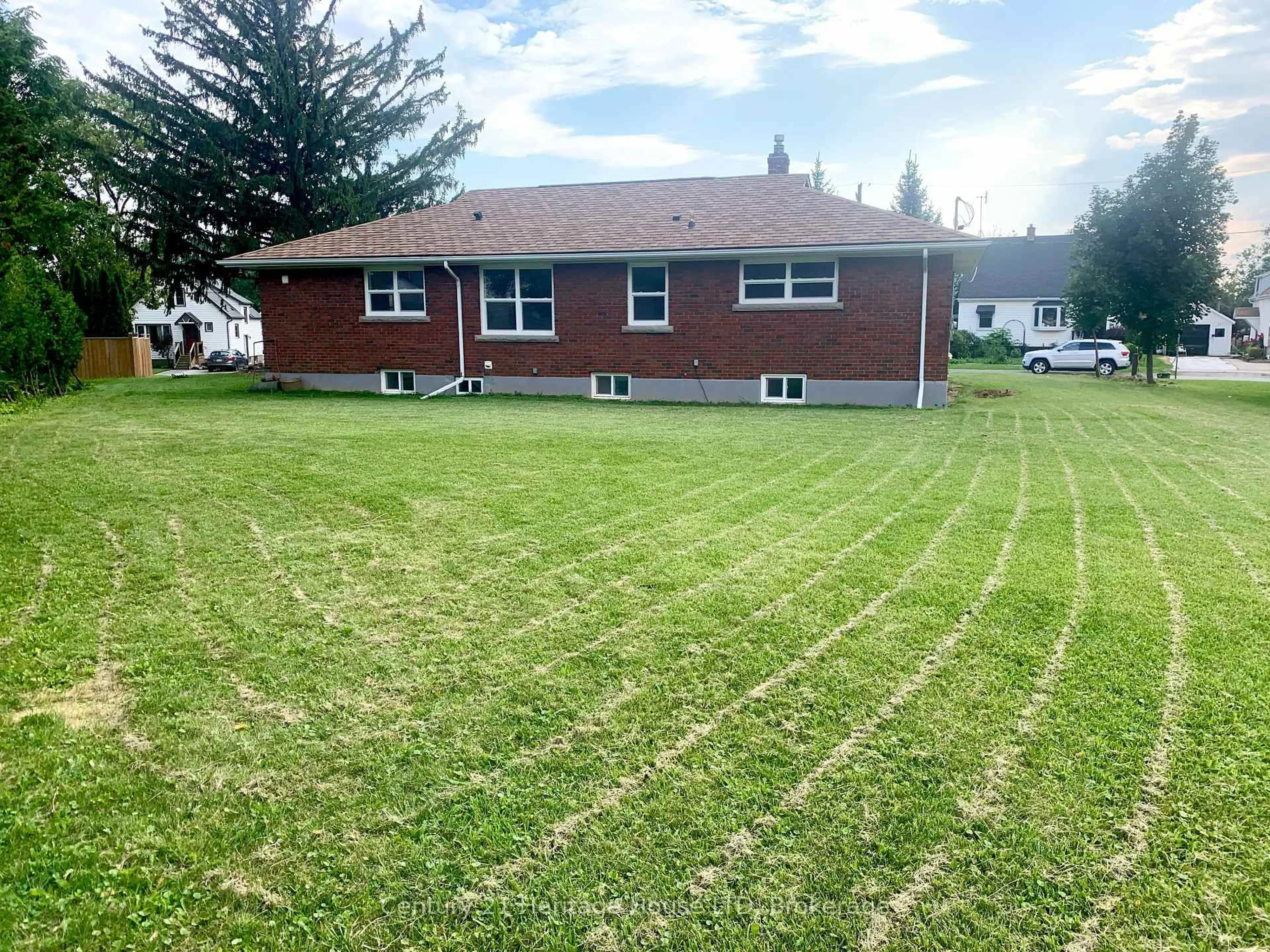 A pic from outside/outdoor area/front of a property/back of a property/a pic from drone, unknown for 2 Foley Cres, Thorold Ontario L2V 2K8