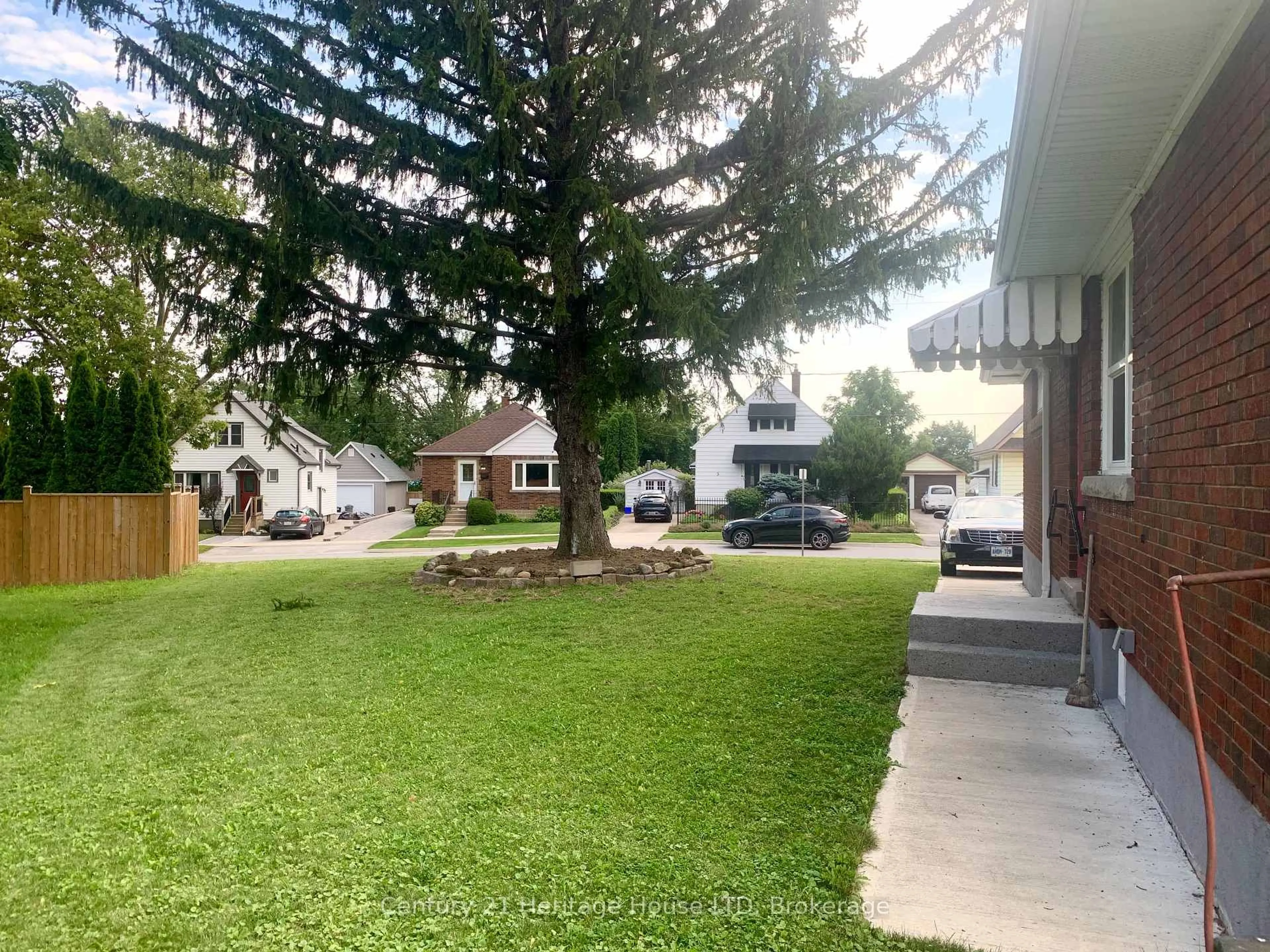 A pic from outside/outdoor area/front of a property/back of a property/a pic from drone, street for 2 Foley Cres, Thorold Ontario L2V 2K8