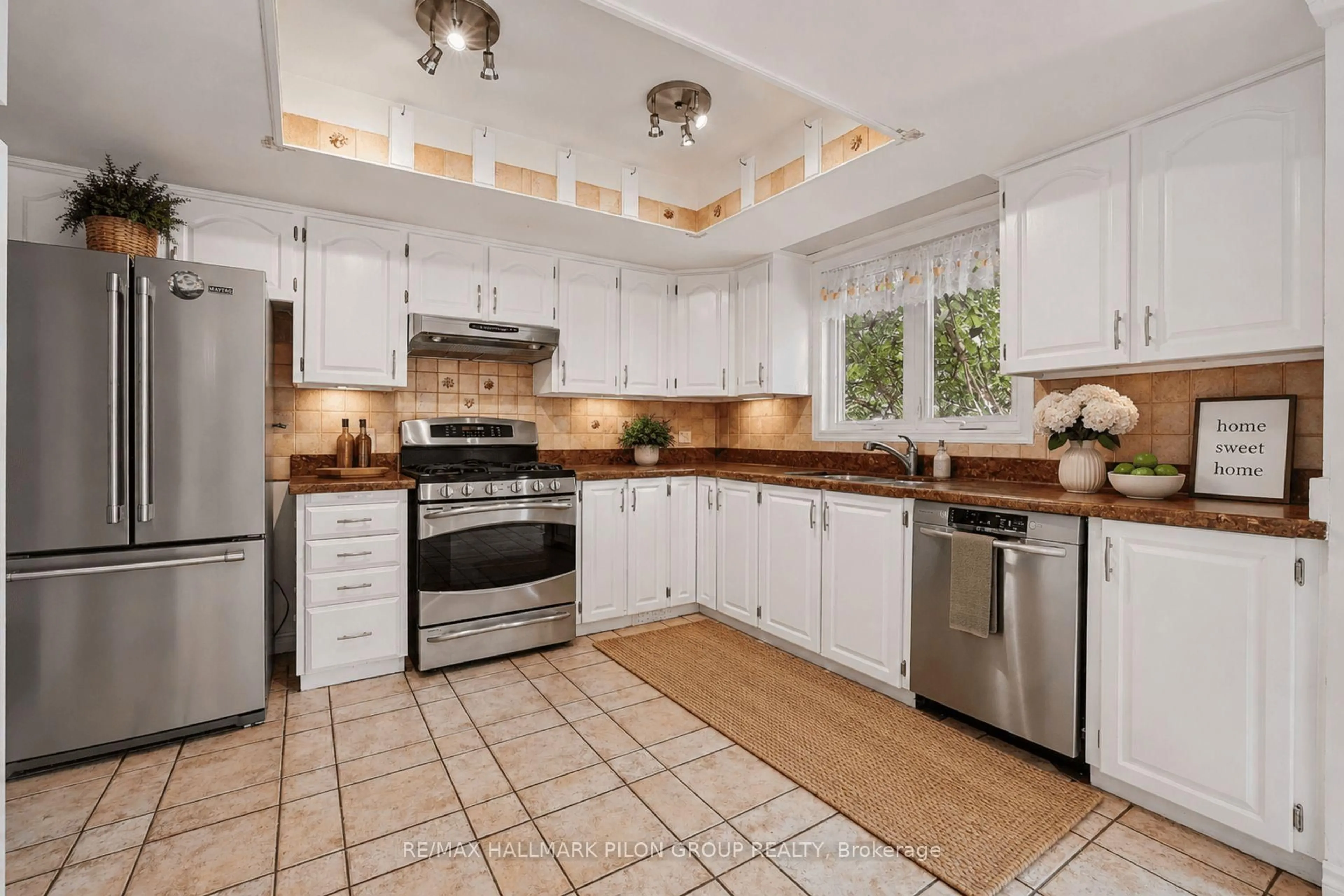 Open concept kitchen, ceramic/tile floor for 182 Twyford St, Ottawa Ontario K1V 0V8